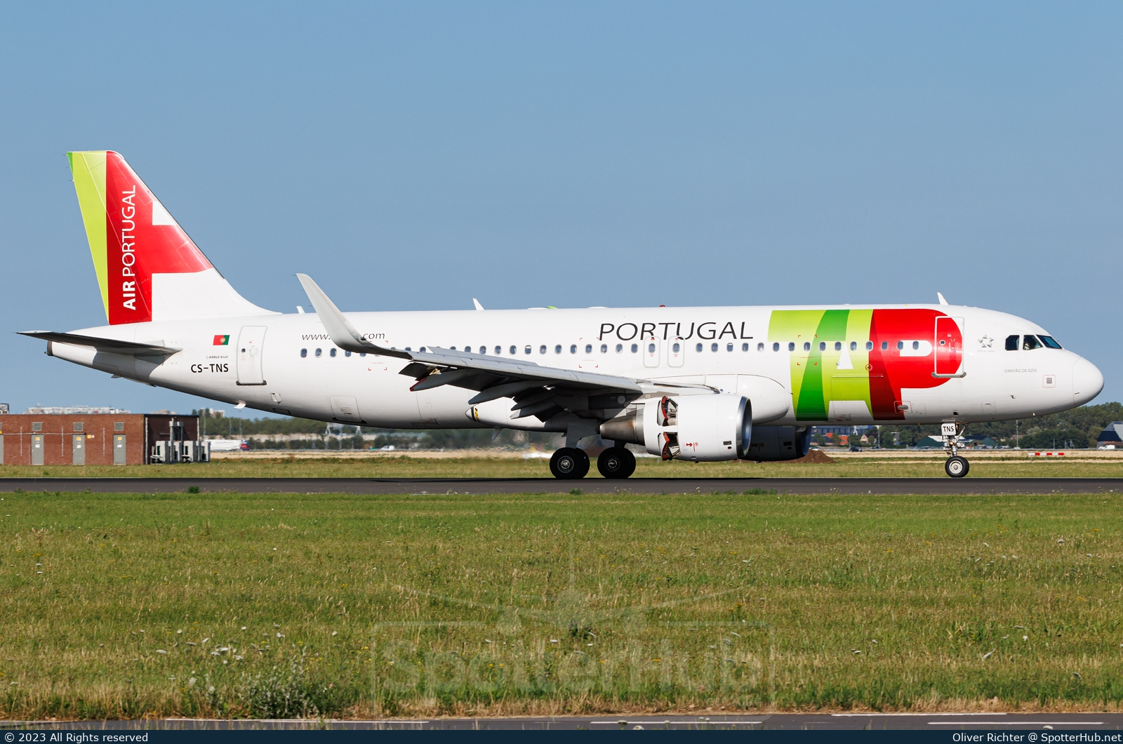 Photo of CS-TNS - Airbus A320-214 operated by TAP Air Portugal