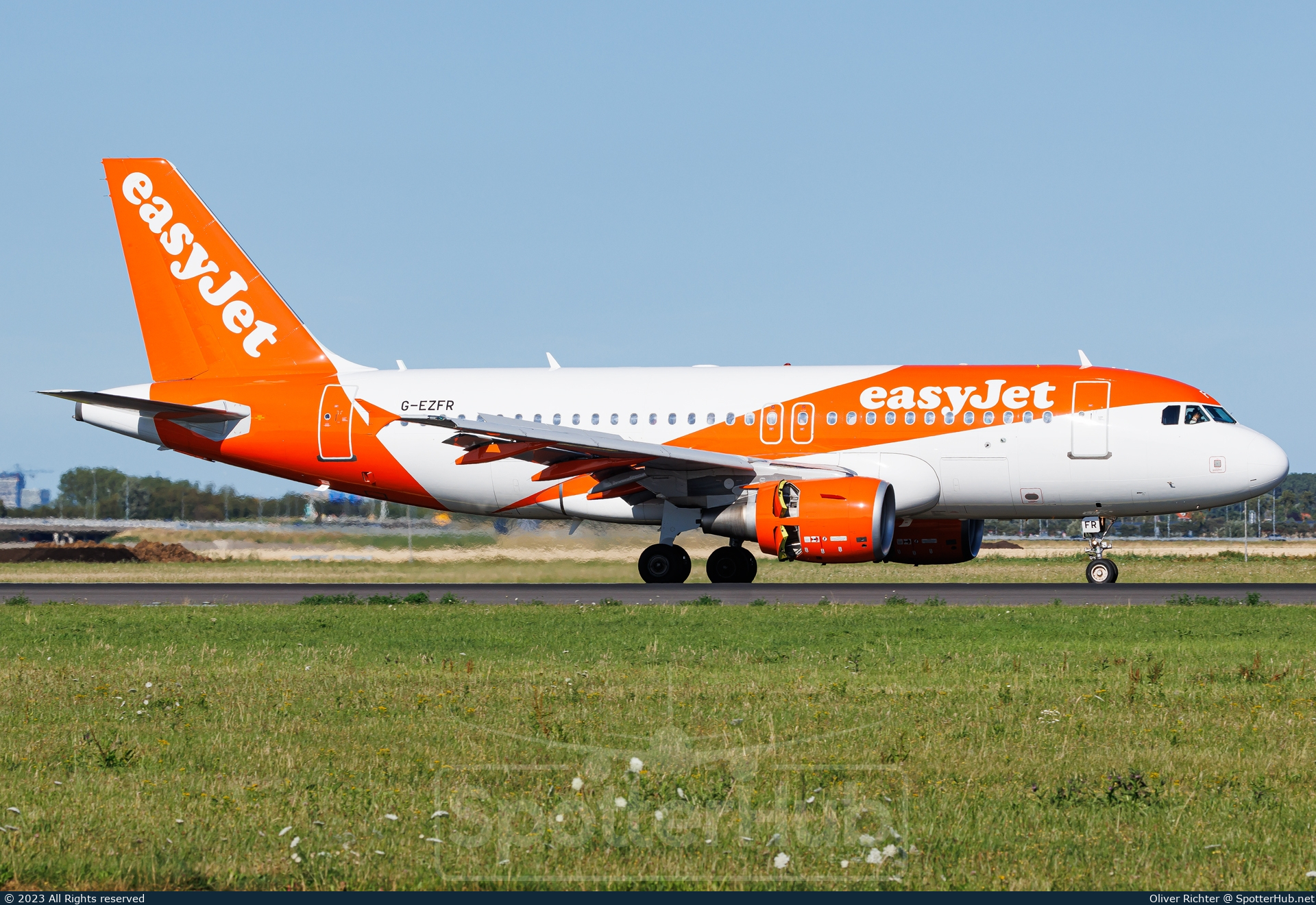 Photo of G-EZFR - Airbus A319-111 operated by easyJet