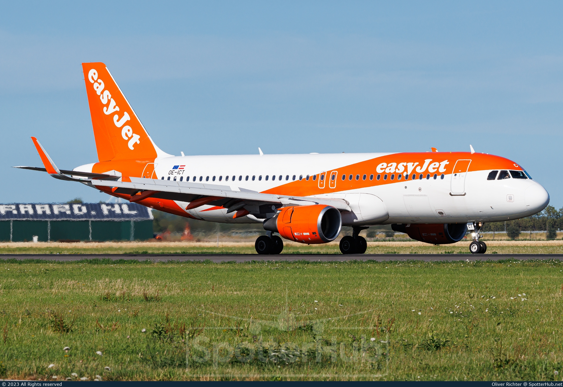 Photo of OE-ICT - Airbus A320-214 operated by easyJet Europe