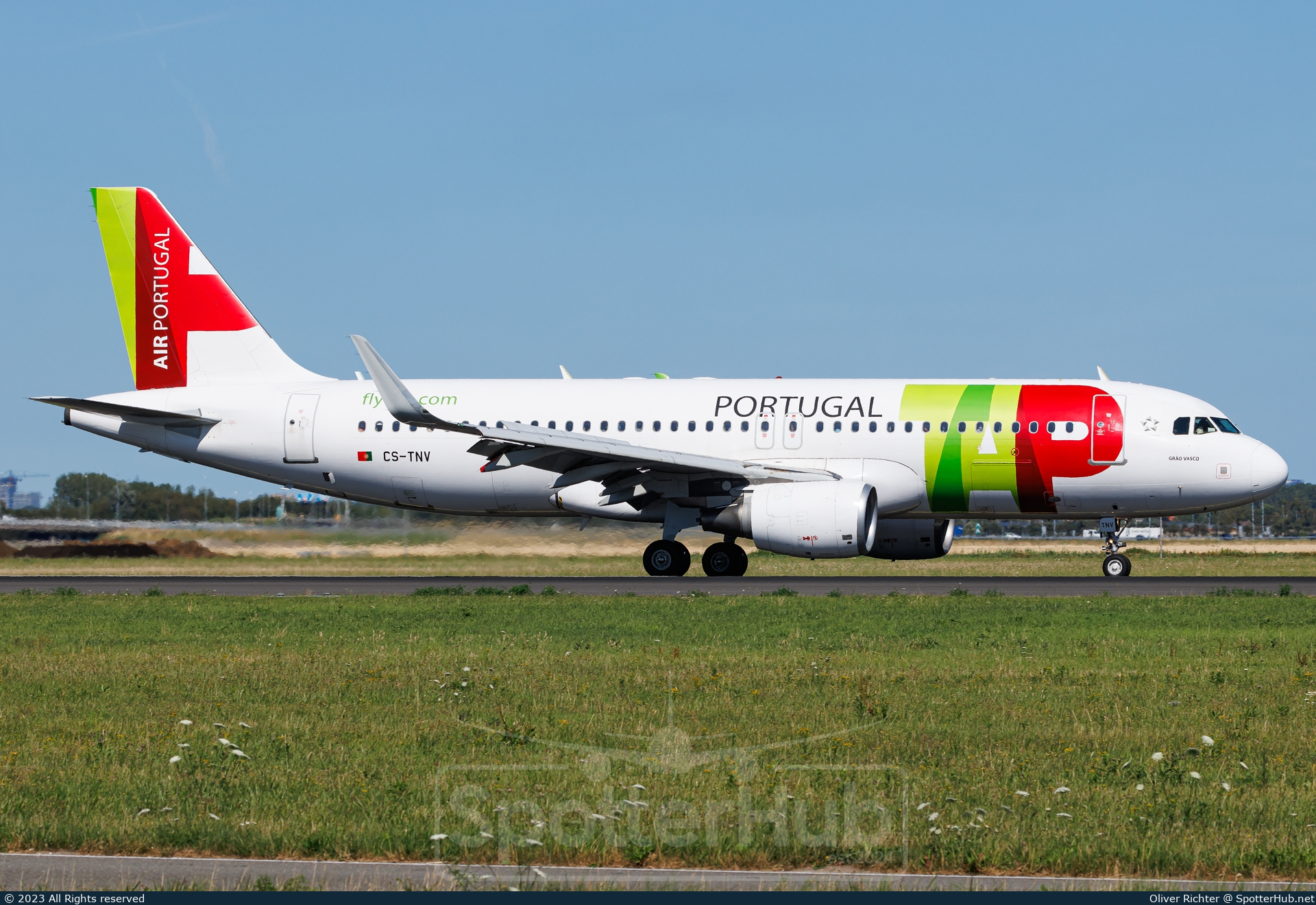 Photo of CS-TNV - Airbus A320-214 operated by TAP Air Portugal
