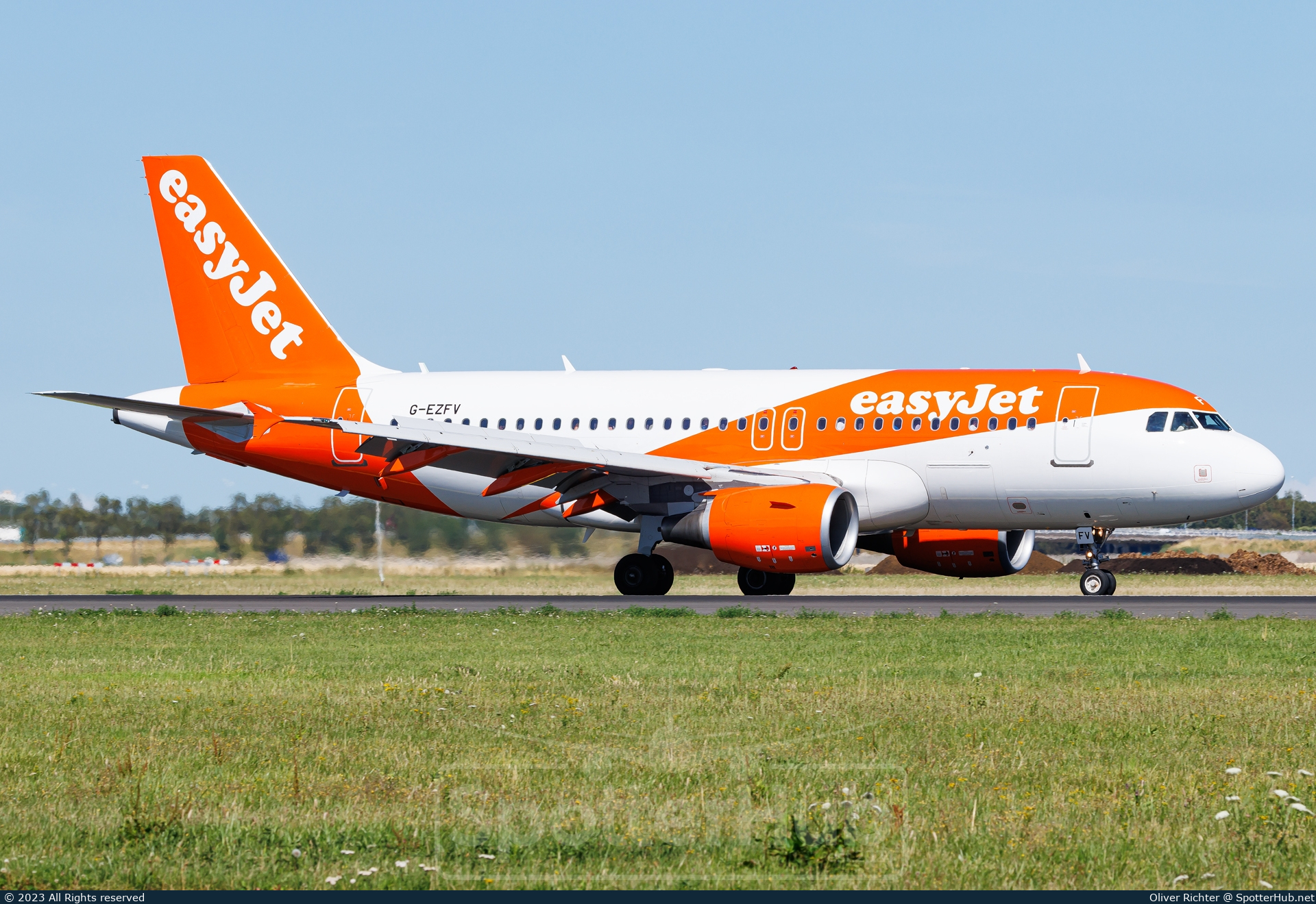 Photo of G-EZFV - Airbus A319-111 operated by easyJet