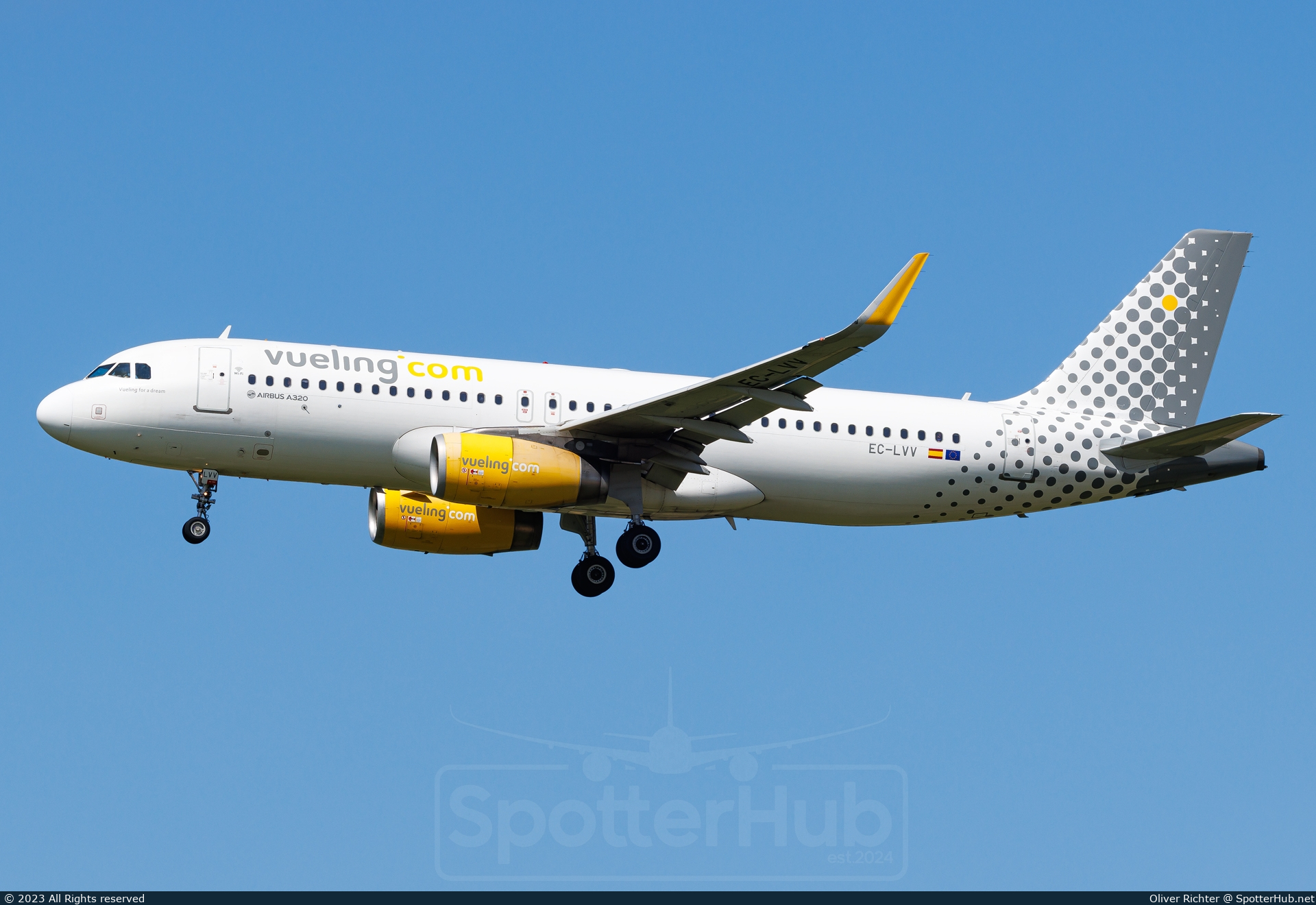 Photo of EC-LVV - Airbus A320-232 operated by Vueling