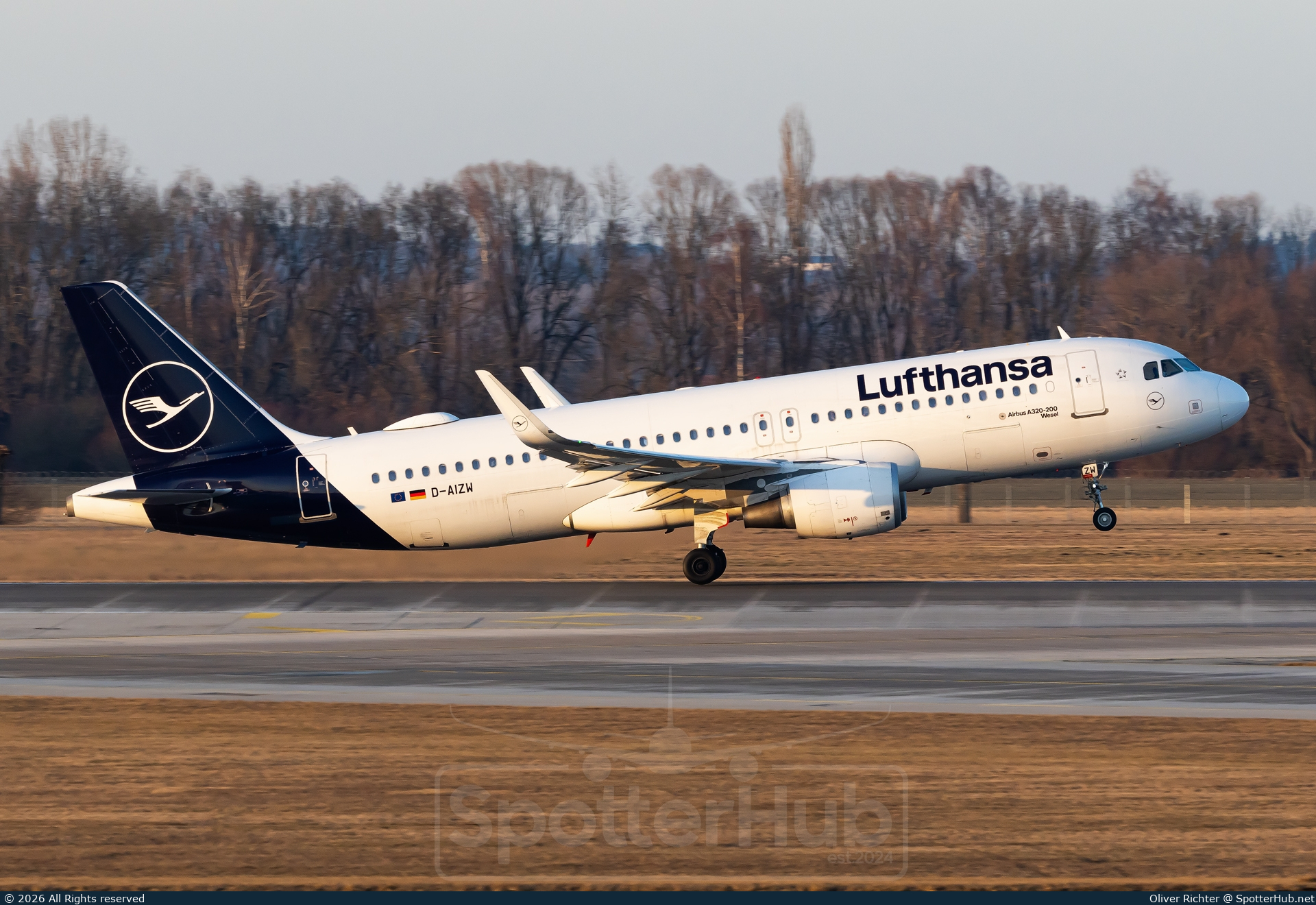 Photo of D-AIZW - Airbus A320-214 operated by Lufthansa