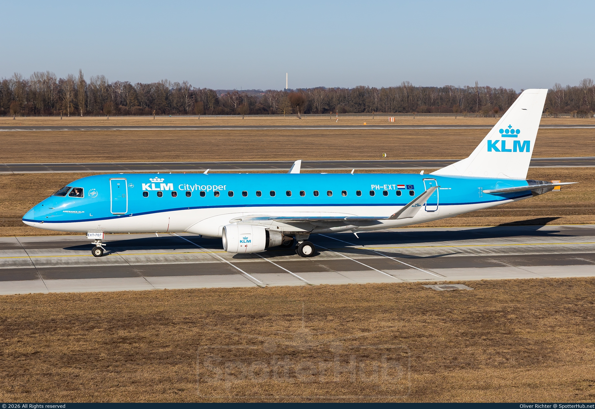 Photo of PH-EXT - Embraer ERJ-175STD operated by KLM Cityhopper