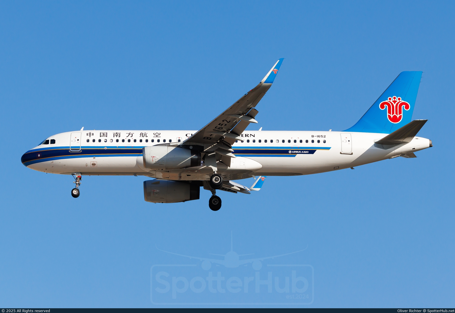 Photo of B-1652 - Airbus A320-232 operated by China Southern Airlines