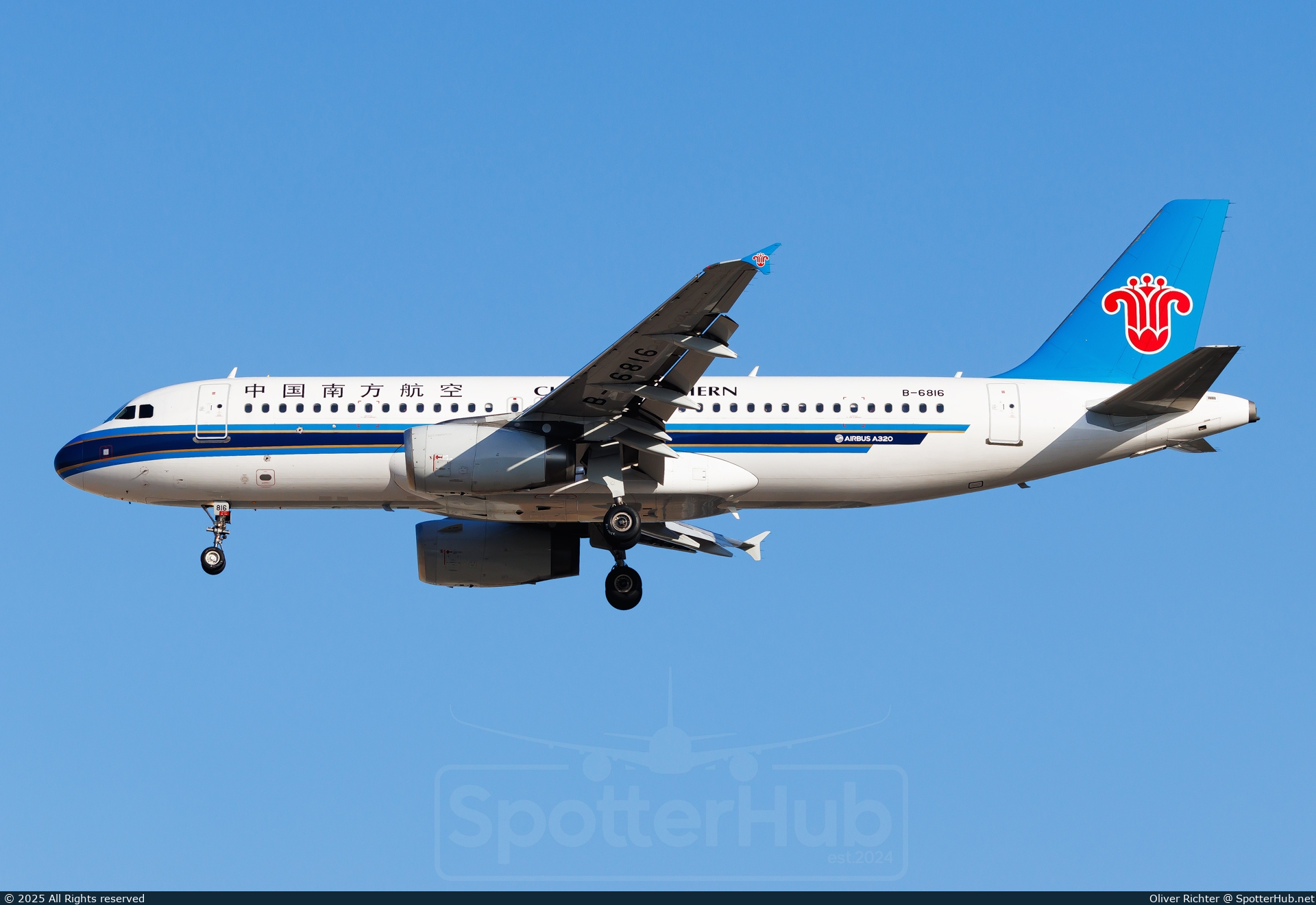 Photo of B-6816 - Airbus A320-232 operated by China Southern Airlines