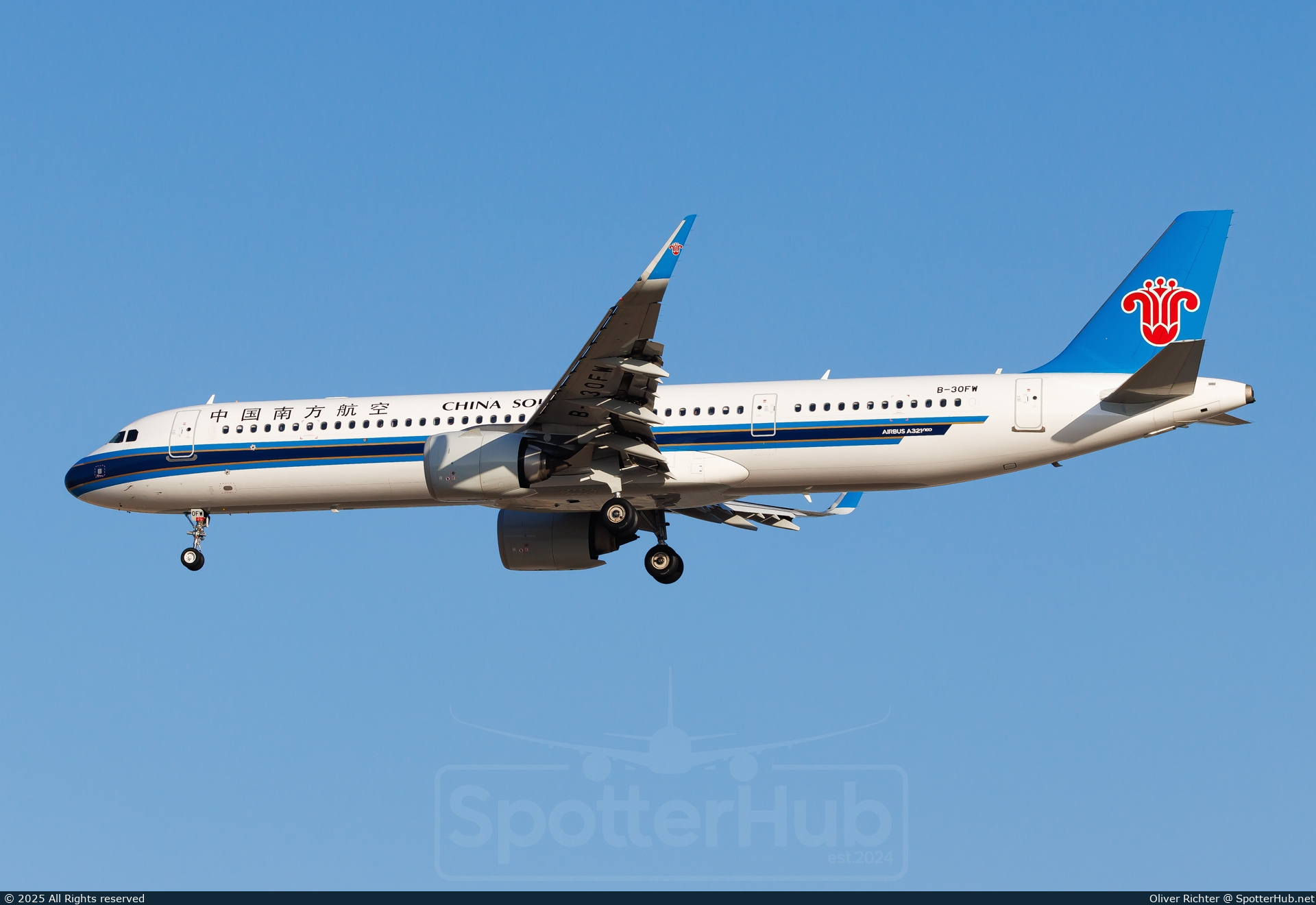 Photo of B-30FW - Airbus A321-253NX operated by China Southern Airlines