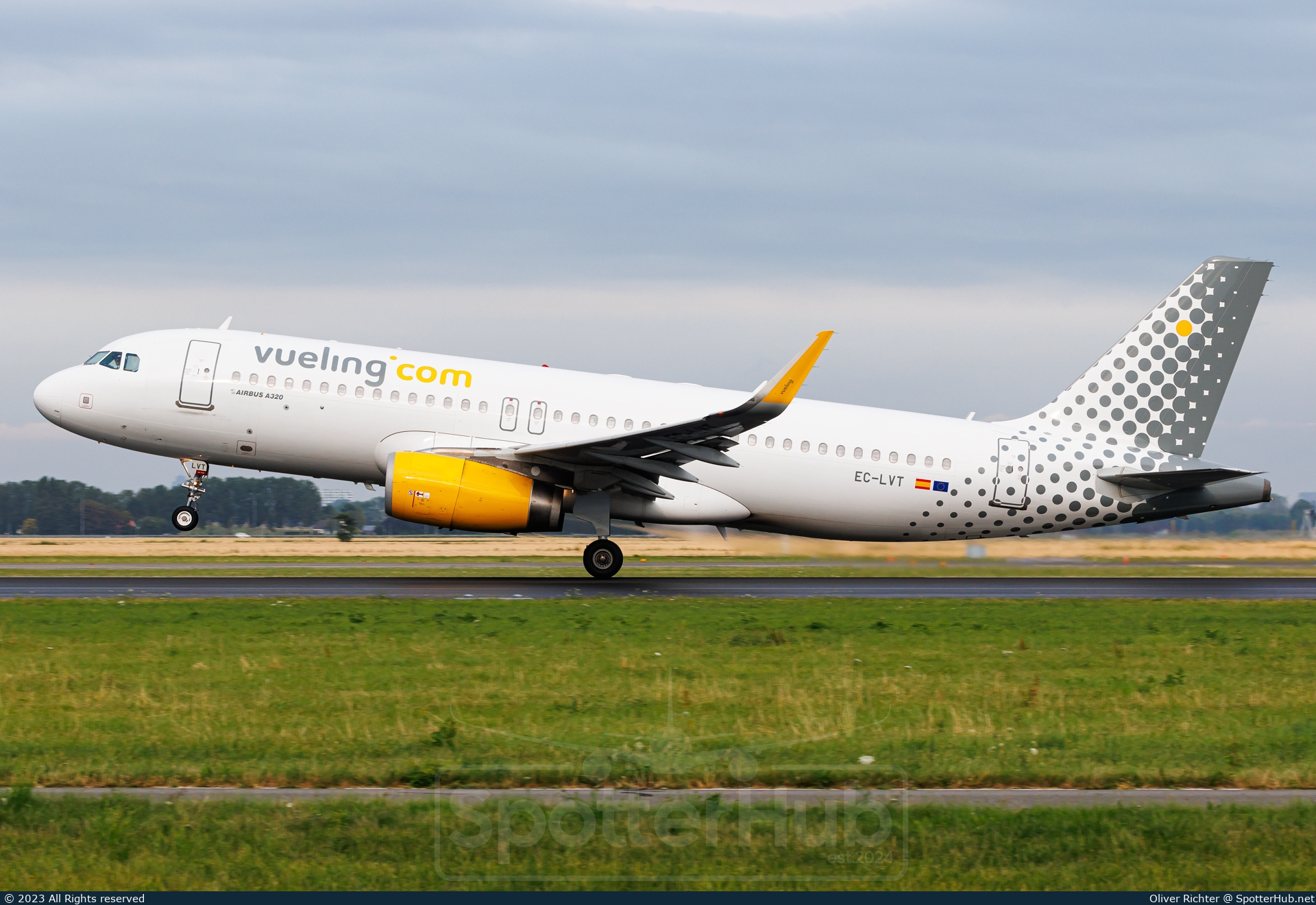 Photo of EC-LVT - Airbus A320-232 operated by Vueling