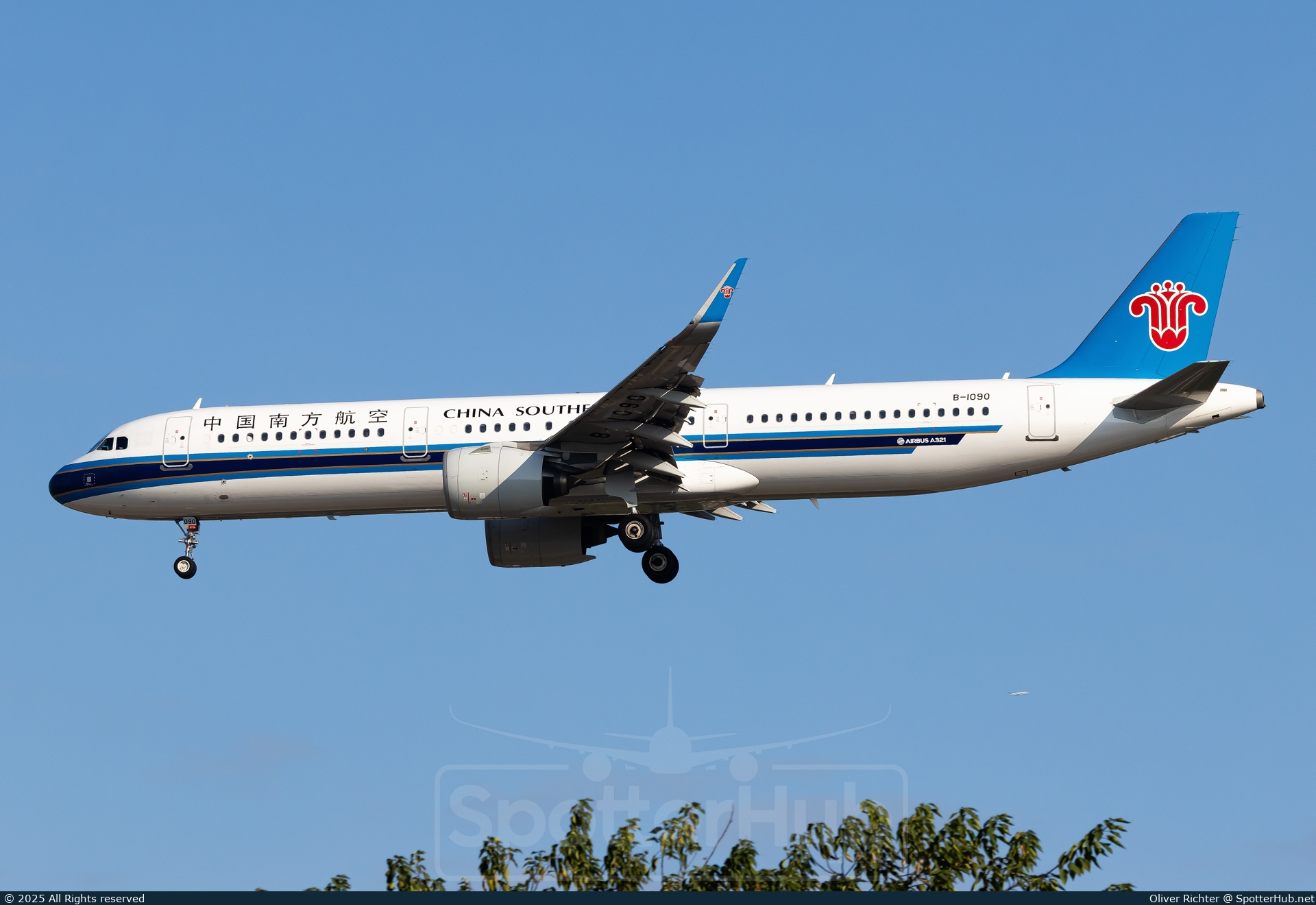 Photo of B-1090 - Airbus A321-271N operated by China Southern Airlines