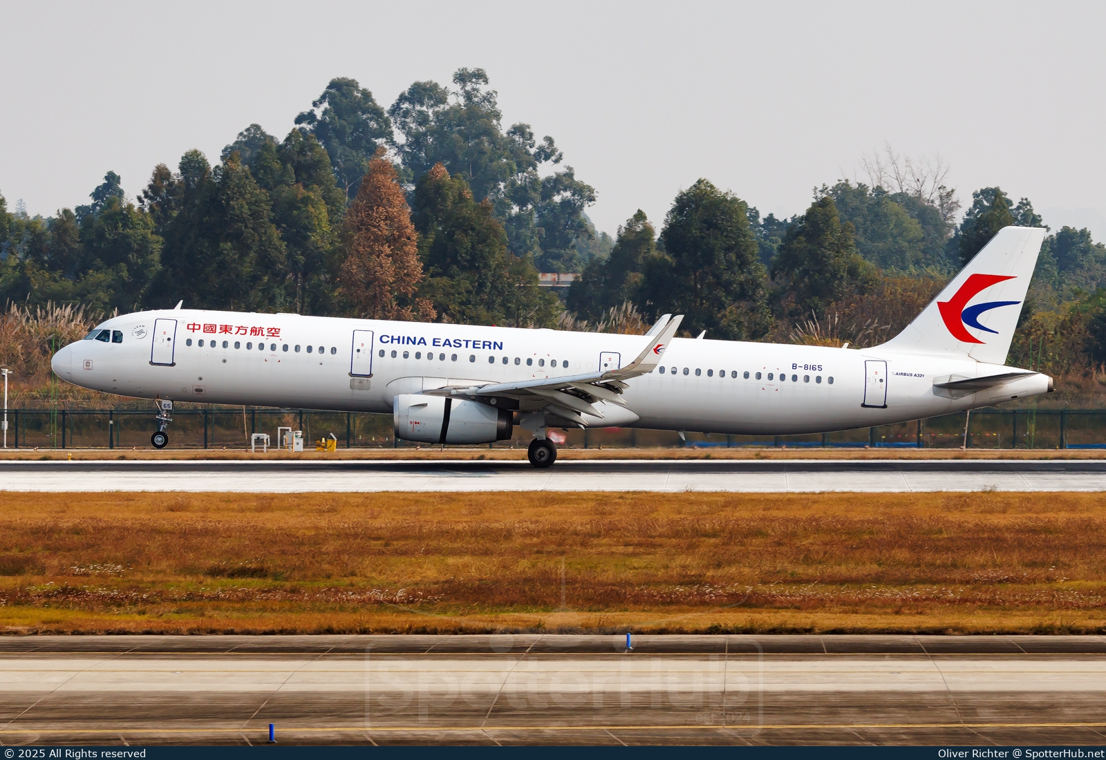 Photo of B-8165 - Airbus A321-231 operated by China Eastern Airlines