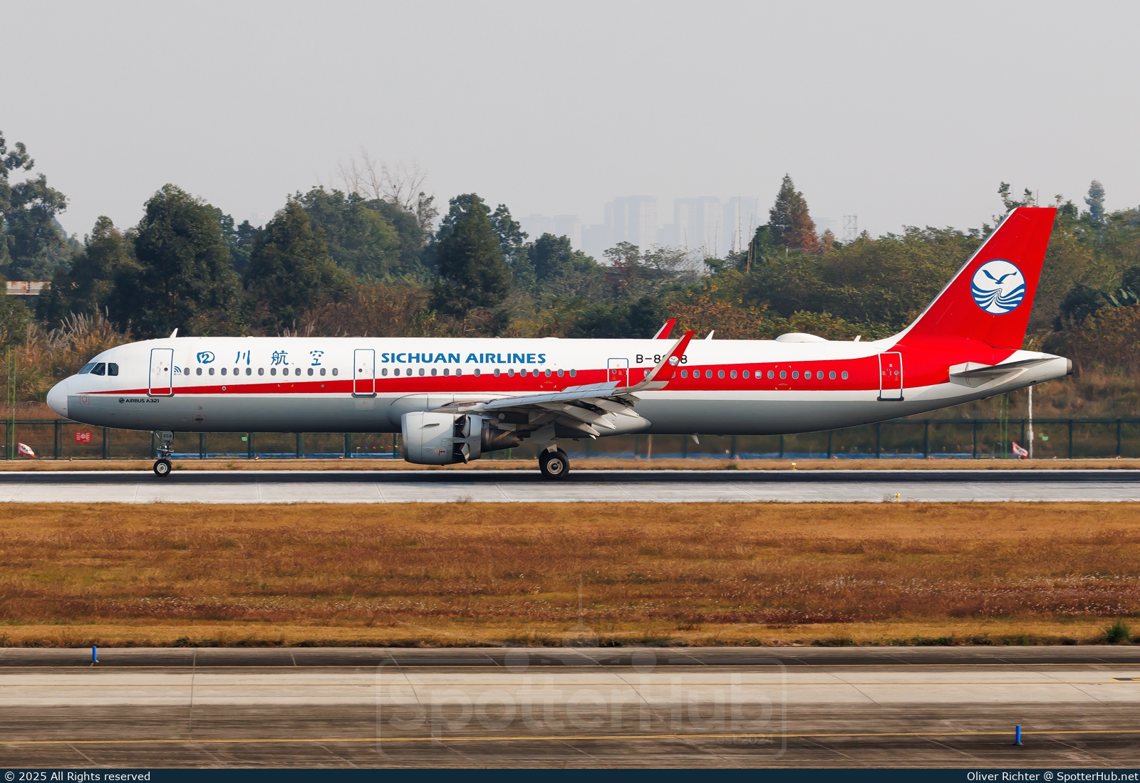Photo of B-8658 - Airbus A321-211 operated by Sichuan Airlines