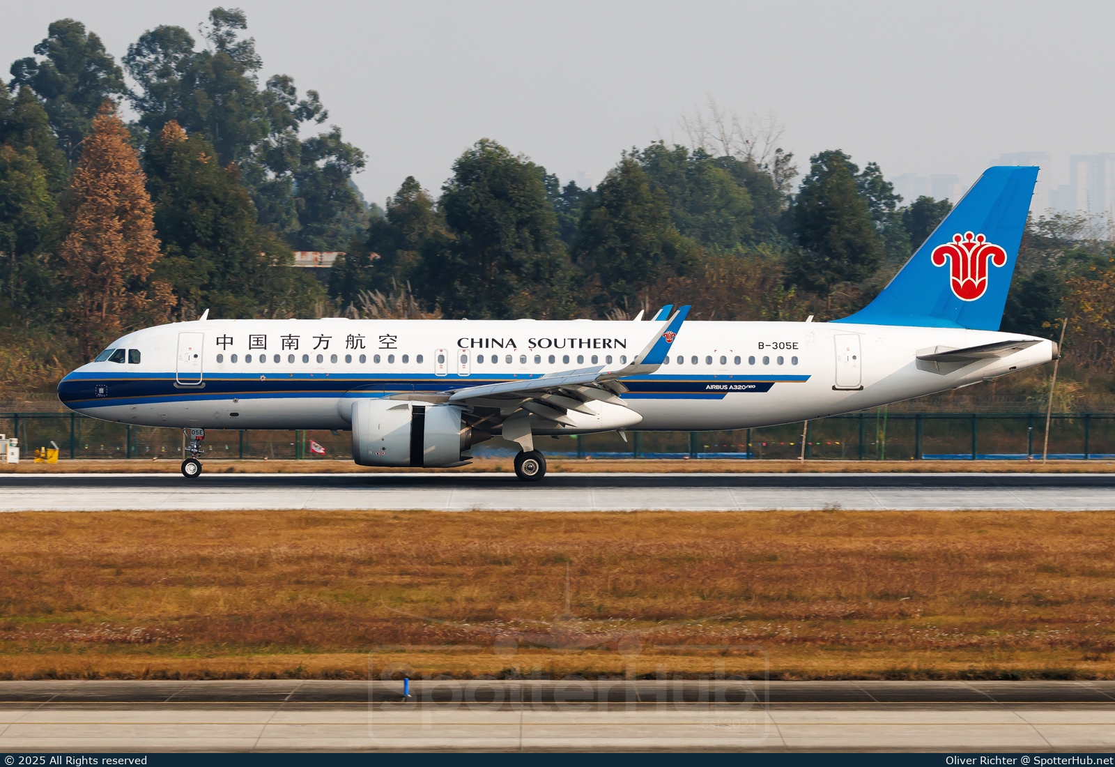 Photo of B-305E - Airbus A320-251N operated by China Southern Airlines