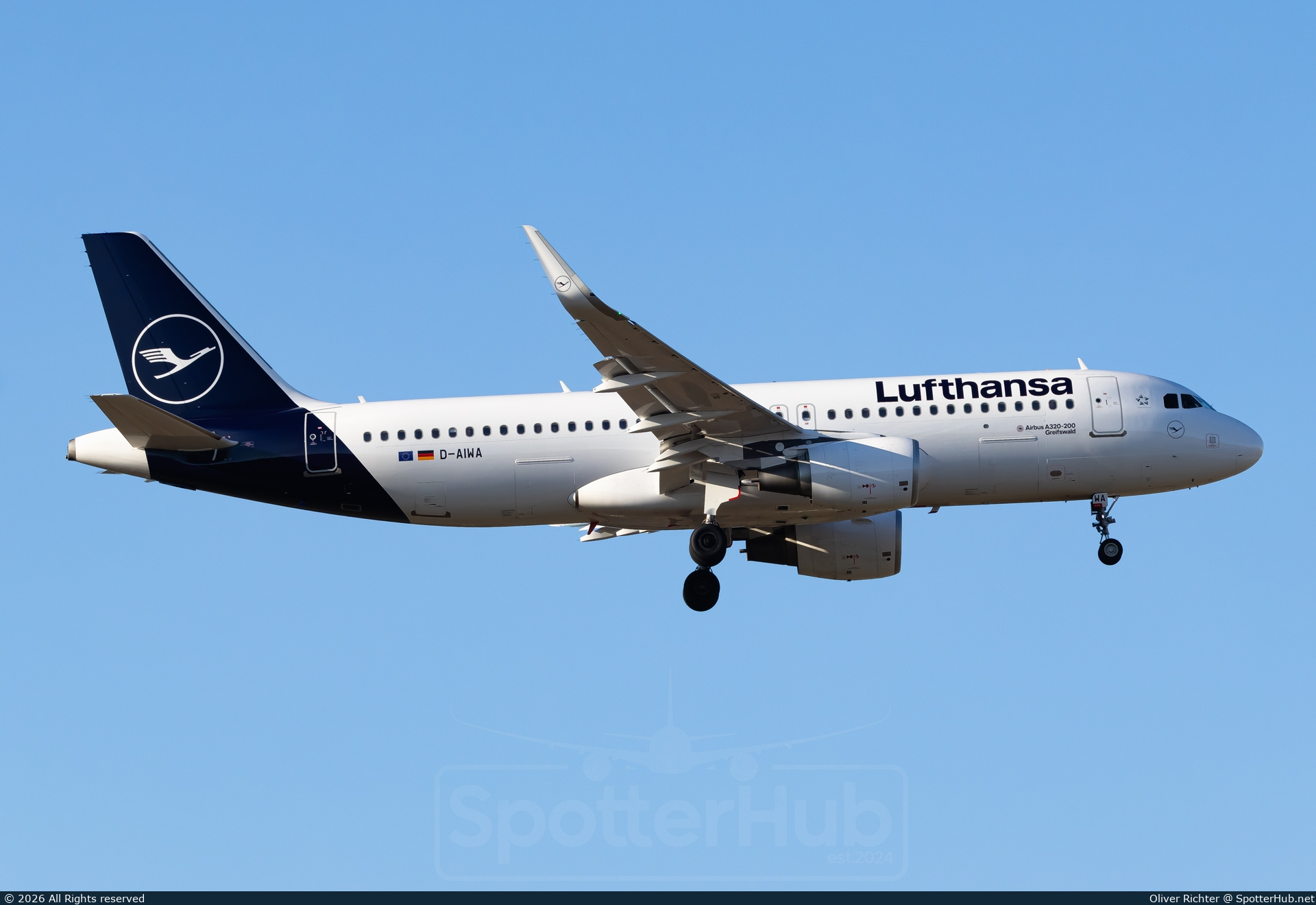 Photo of D-AIWA - Airbus A320-214 operated by Lufthansa