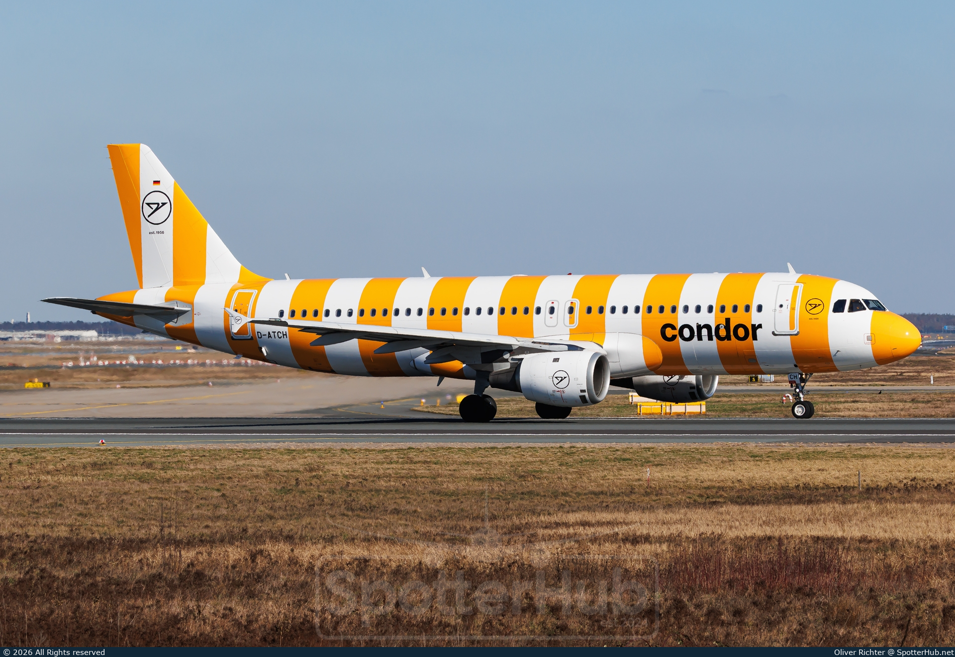 Photo of D-ATCH - Airbus A320-212 operated by Condor