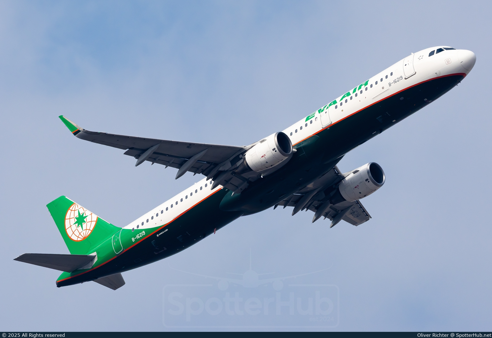 Photo of B-16219 - Airbus A321-211 operated by EVA Air