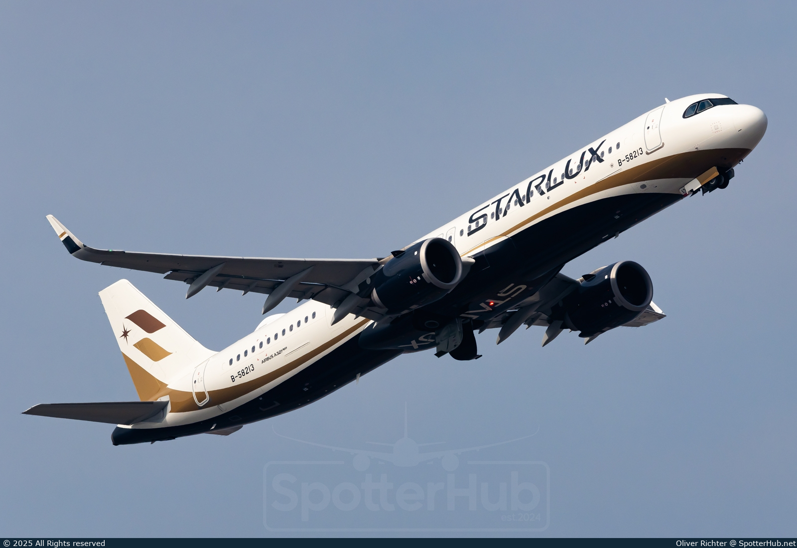Photo of B-58213 - Airbus A321-252NX operated by Starlux