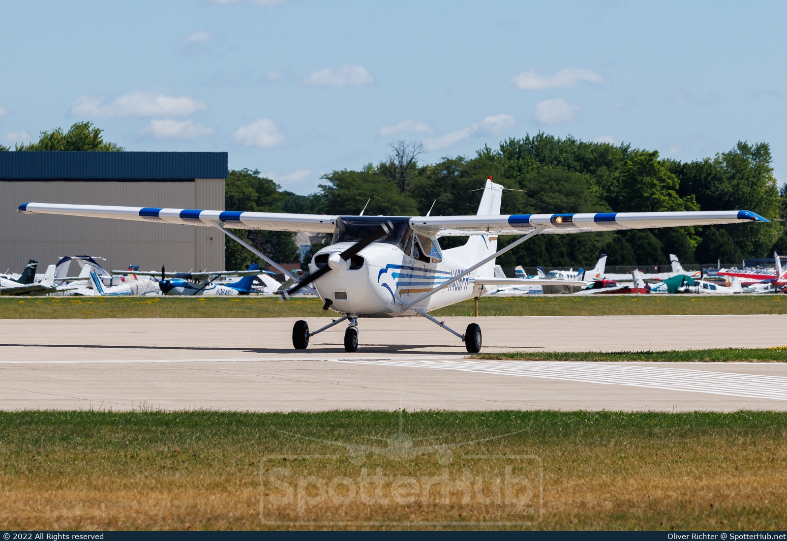 Photo of N406FR - Cessna 172R Skyhawk operated by Lunken Flight Training Center