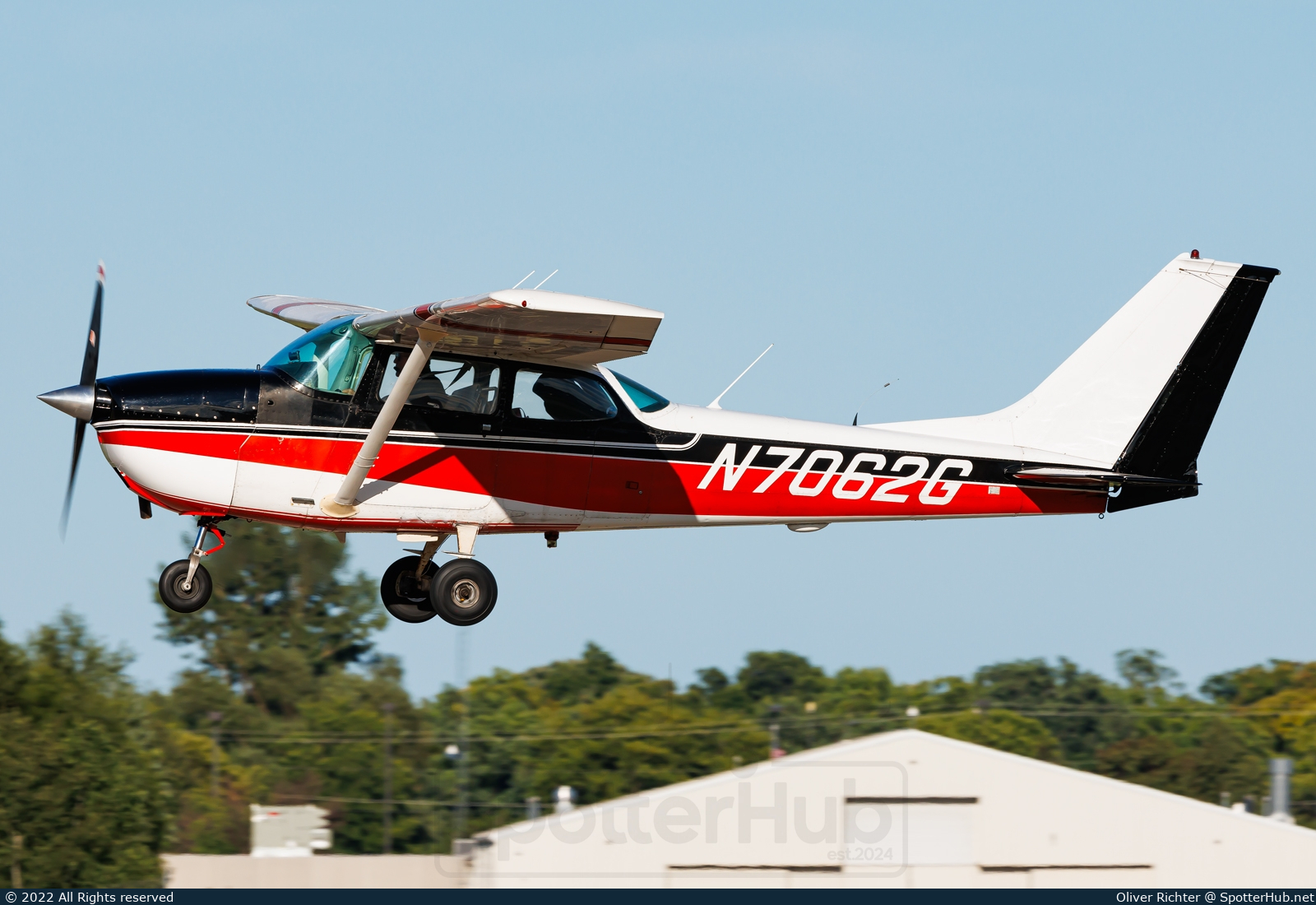 Photo of N7062G - Cessna 172K Skyhawk operated by Private