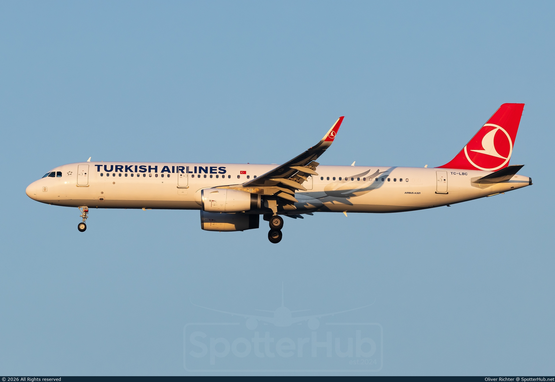 Photo of TC-LBC - Airbus A321-231 operated by Turkish Airlines