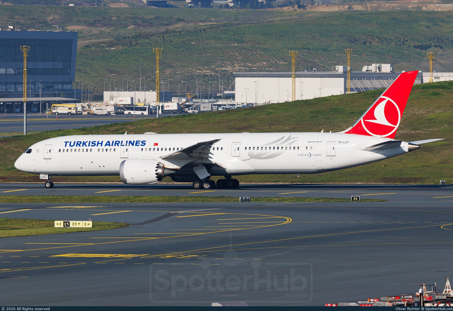 Photo of TC-LLP - Boeing 787-9 Dreamliner operated by Turkish Airlines