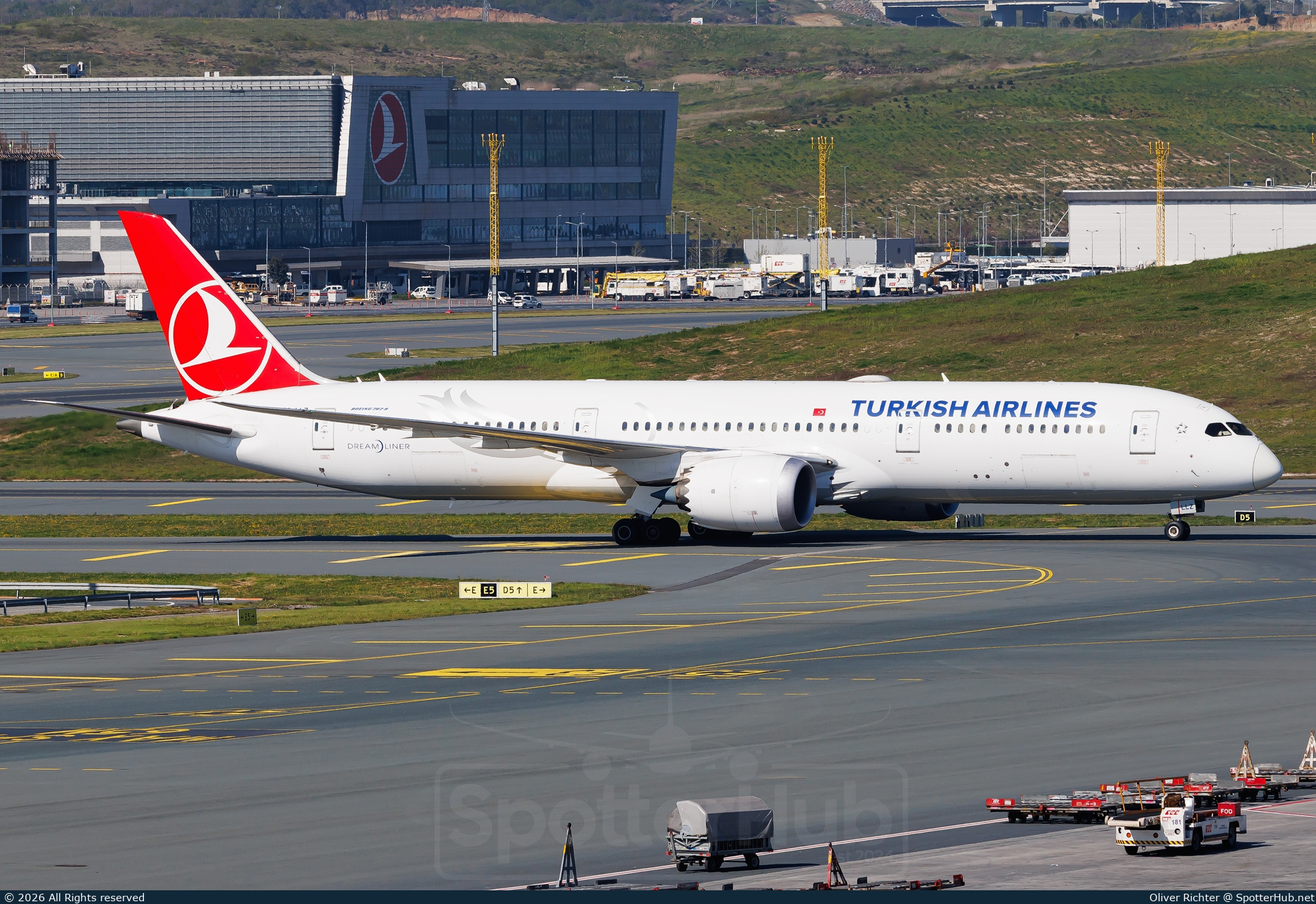 Photo of TC-LLZ - Boeing 787-9 Dreamliner operated by Turkish Airlines