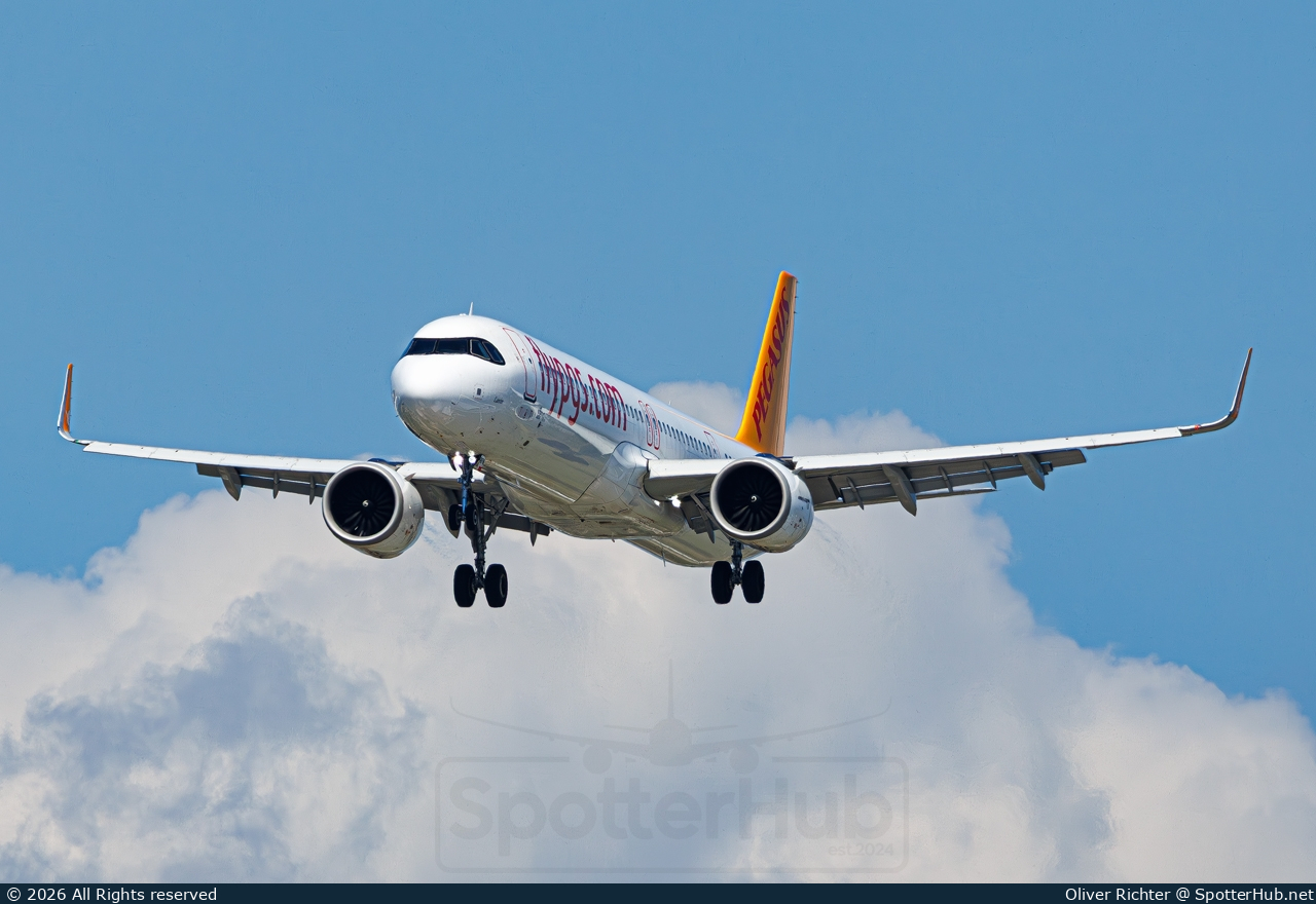 Photo of TC-RFM - Airbus A321-251NX operated by Pegasus Airlines