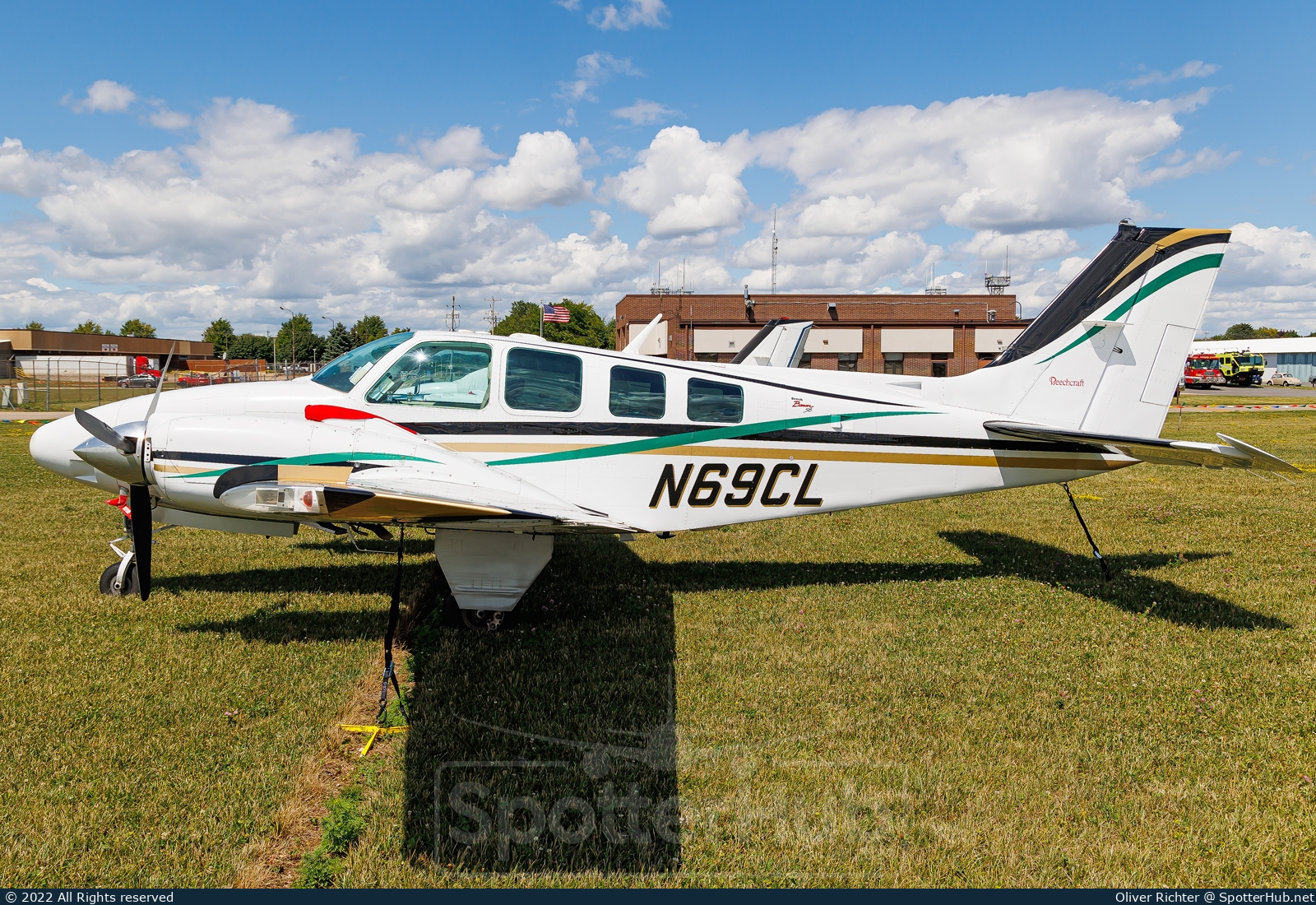 Photo of N69CL - Beechcraft 58 Baron operated by Private