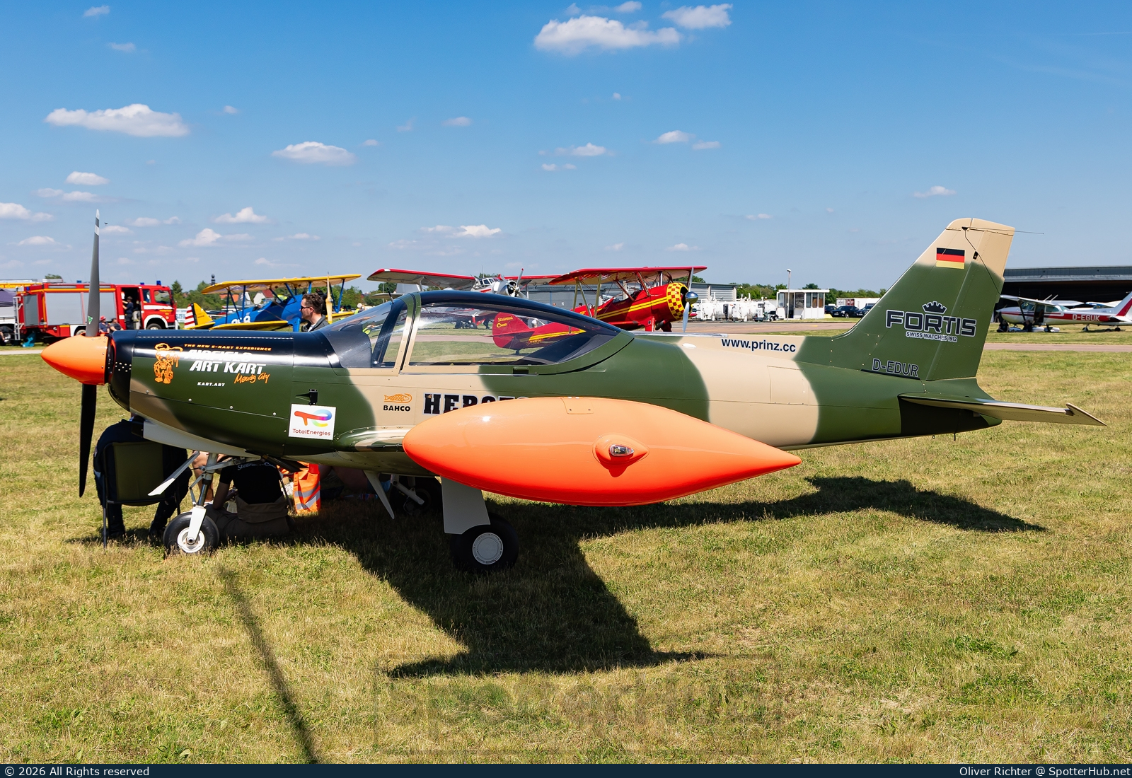 Photo of D-EDUR - SIAI-Marchetti SF.260 operated by Formation Team Niebergall