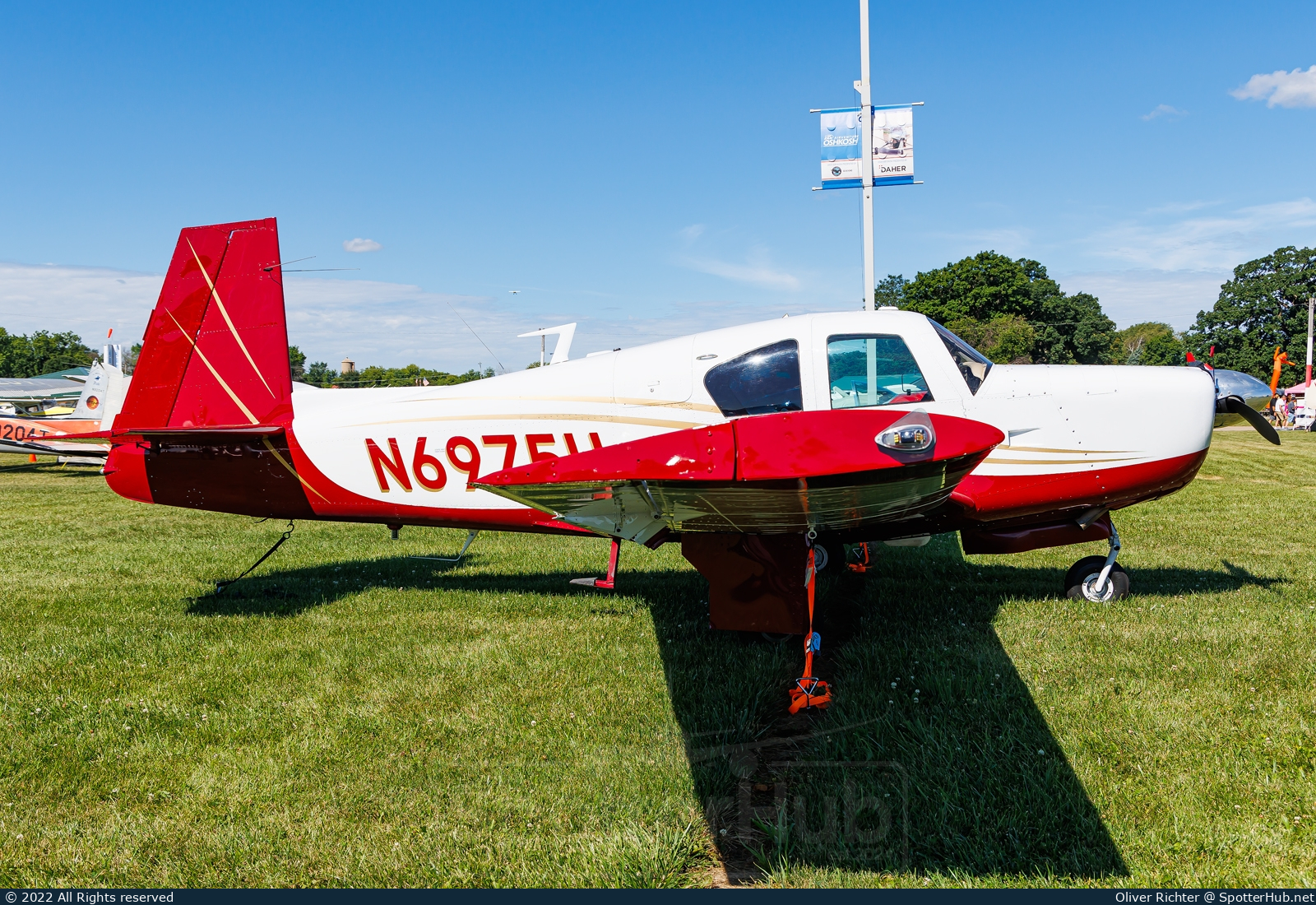 Photo of N6975U - Mooney M20E Super 21 operated by Private