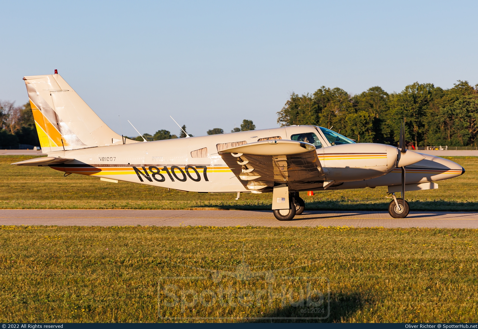 Photo of N81007 - Piper PA-34-200T Seneca II operated by Private