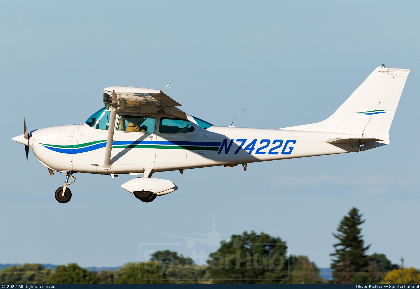 Photo of N7422G - Cessna 172K Skyhawk operated by Lafayette Escadrille Flying Club