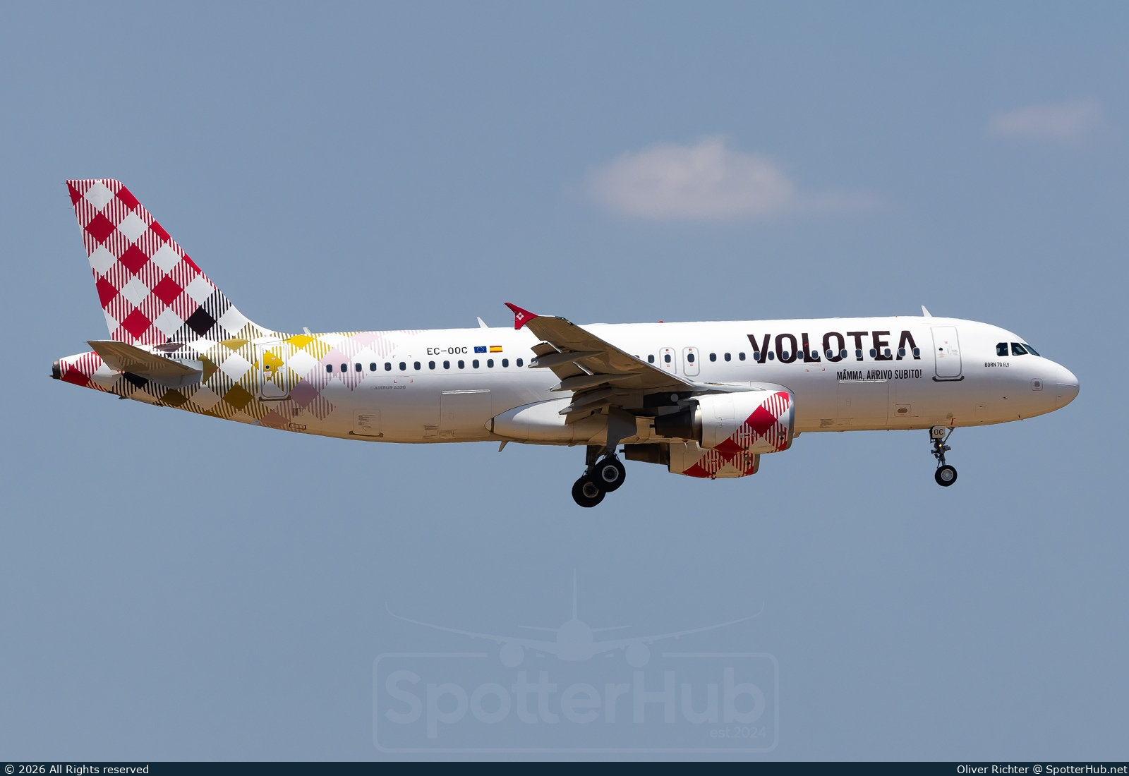 Photo of EC-OOC - Airbus A320-214 operated by Volotea