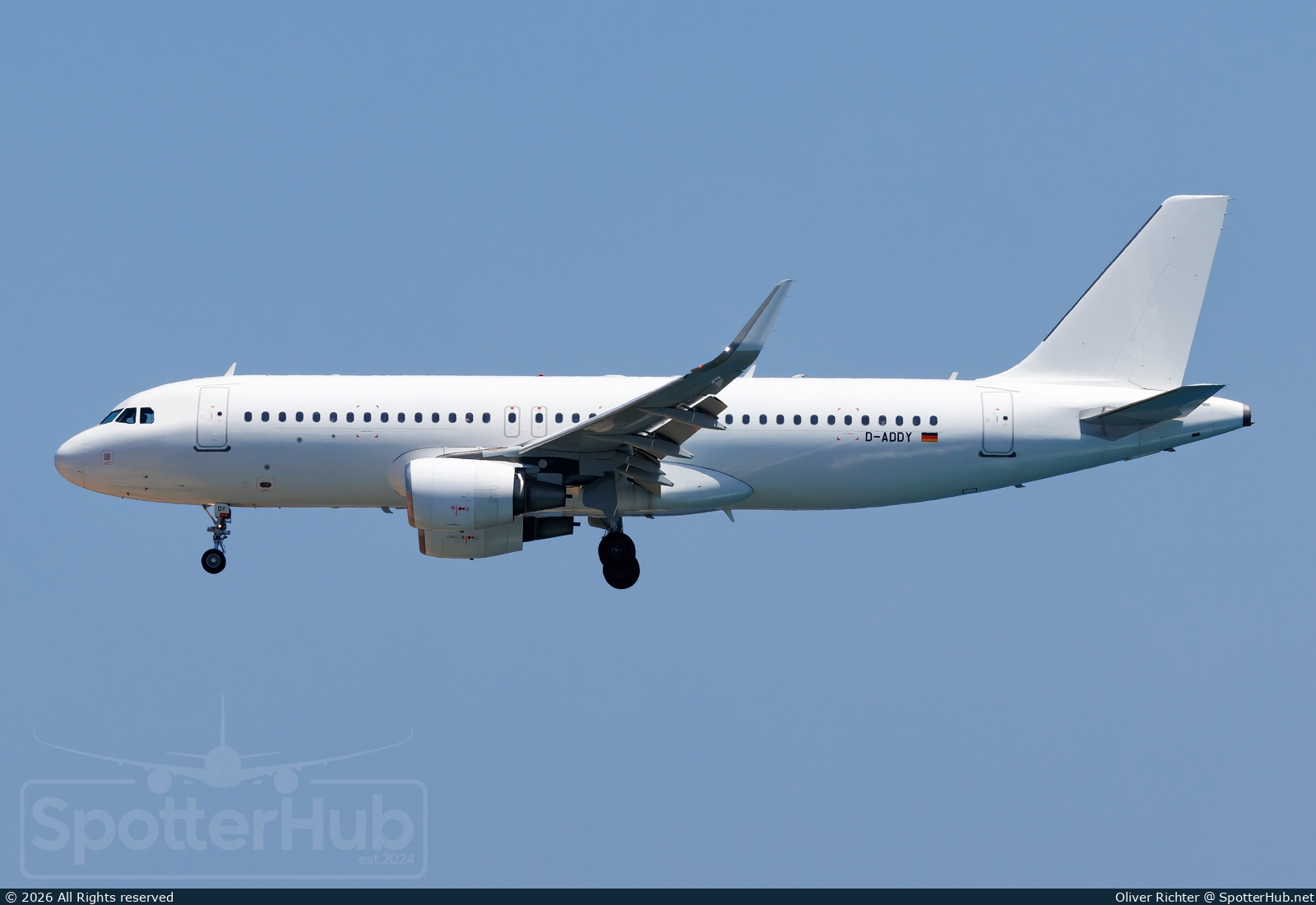 Photo of D-ADDY - Airbus A320-214 operated by LEAV Aviation