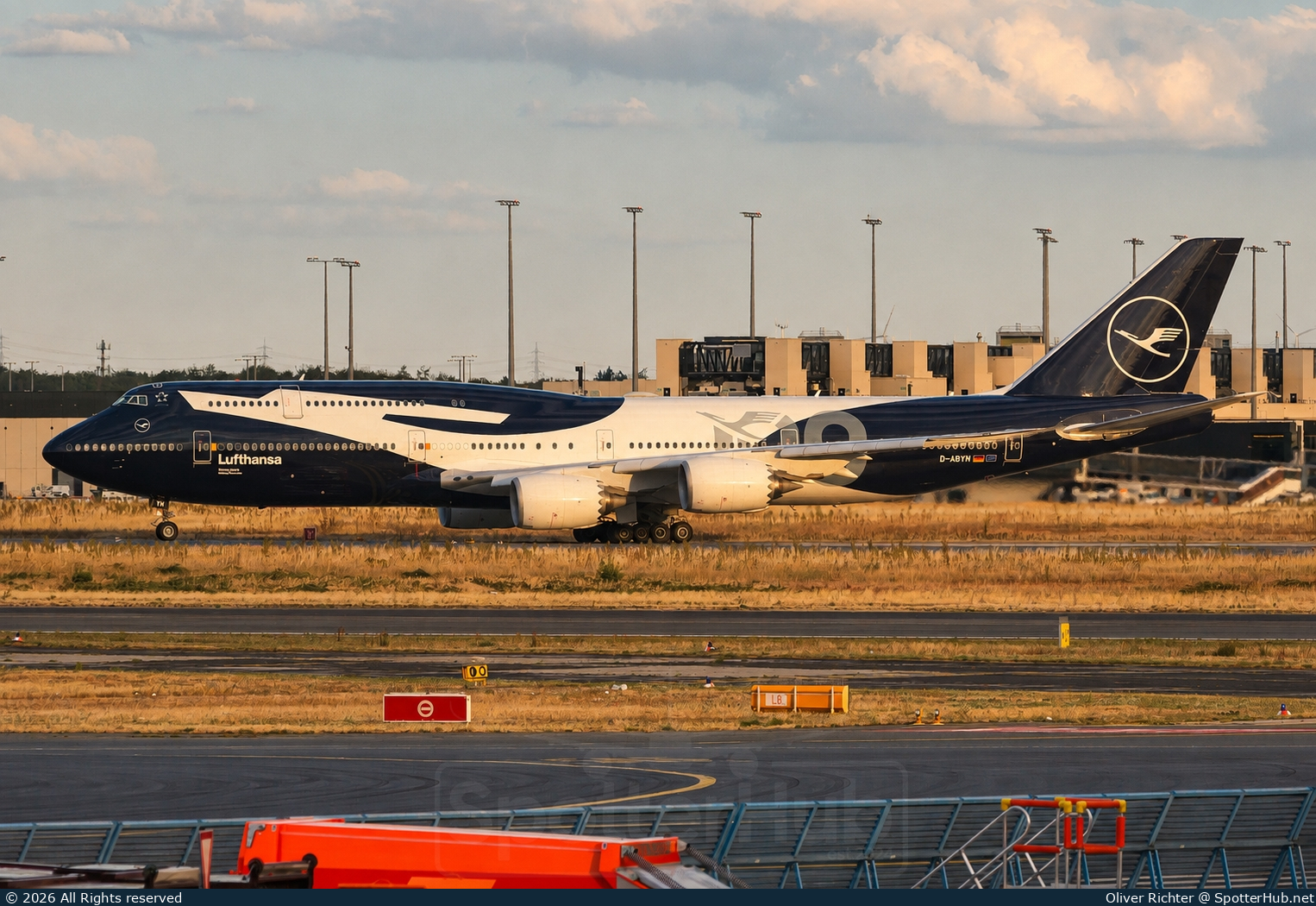 Photo of D-ABYN - Boeing 747-830 operated by Lufthansa