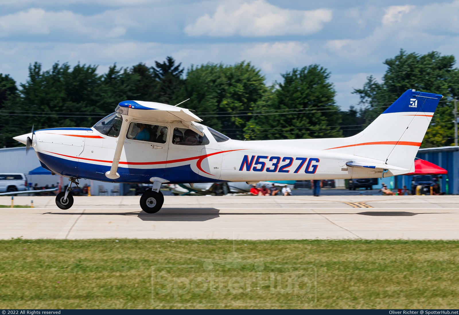 Photo of N5327G - Cessna 172S Skyhawk SP operated by Genesis Aero