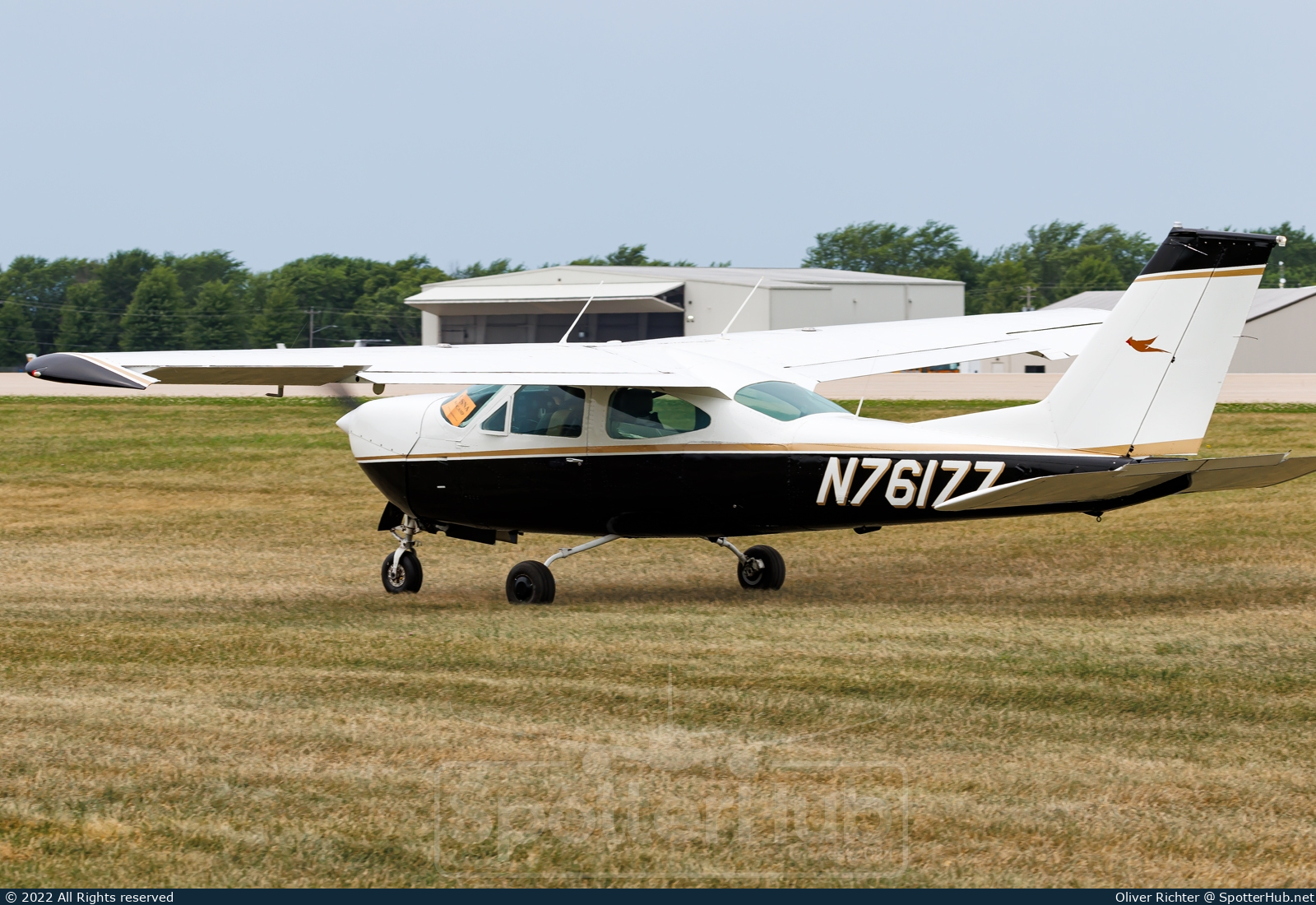 Photo of N76177 - Cessna 177RG Cardinal RG operated by Private