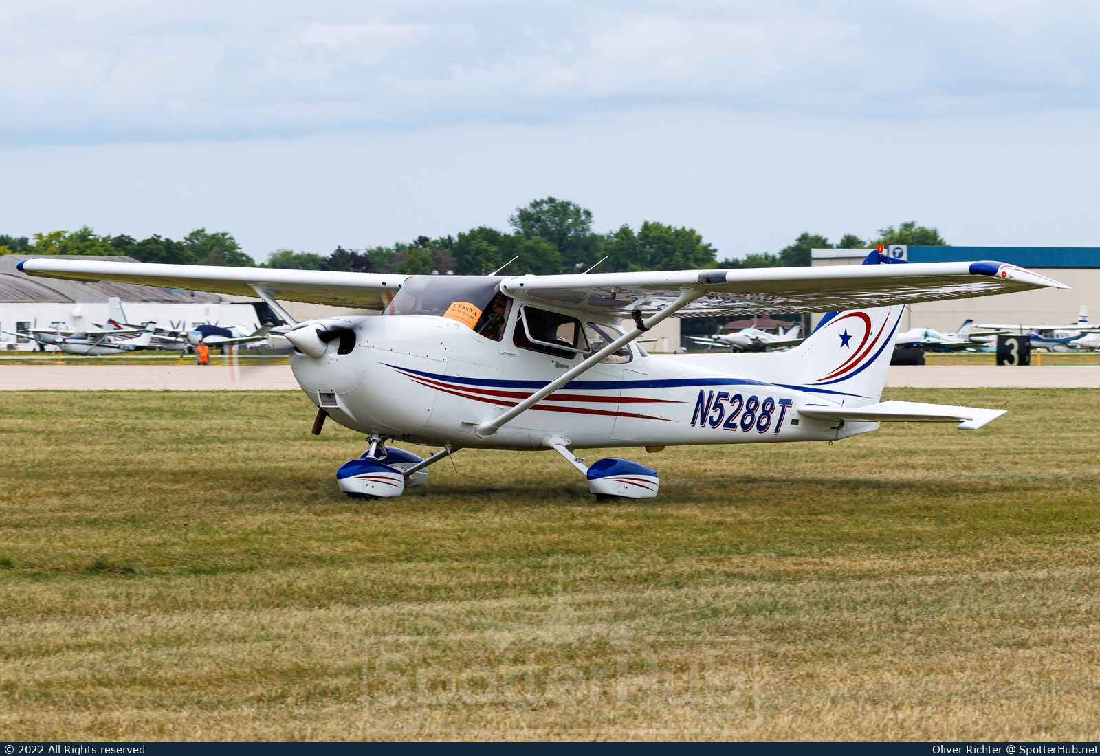 Photo of N5288T - Cessna 172S Skyhawk SP operated by Private