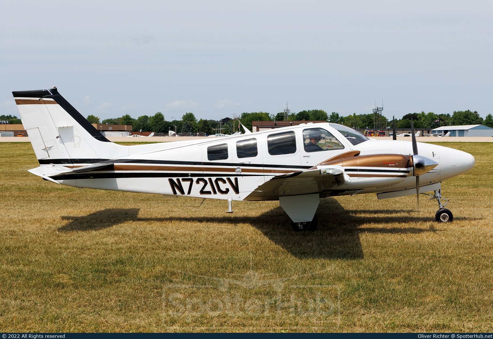 Photo of N721CV - Beechcraft 58 Baron operated by Private