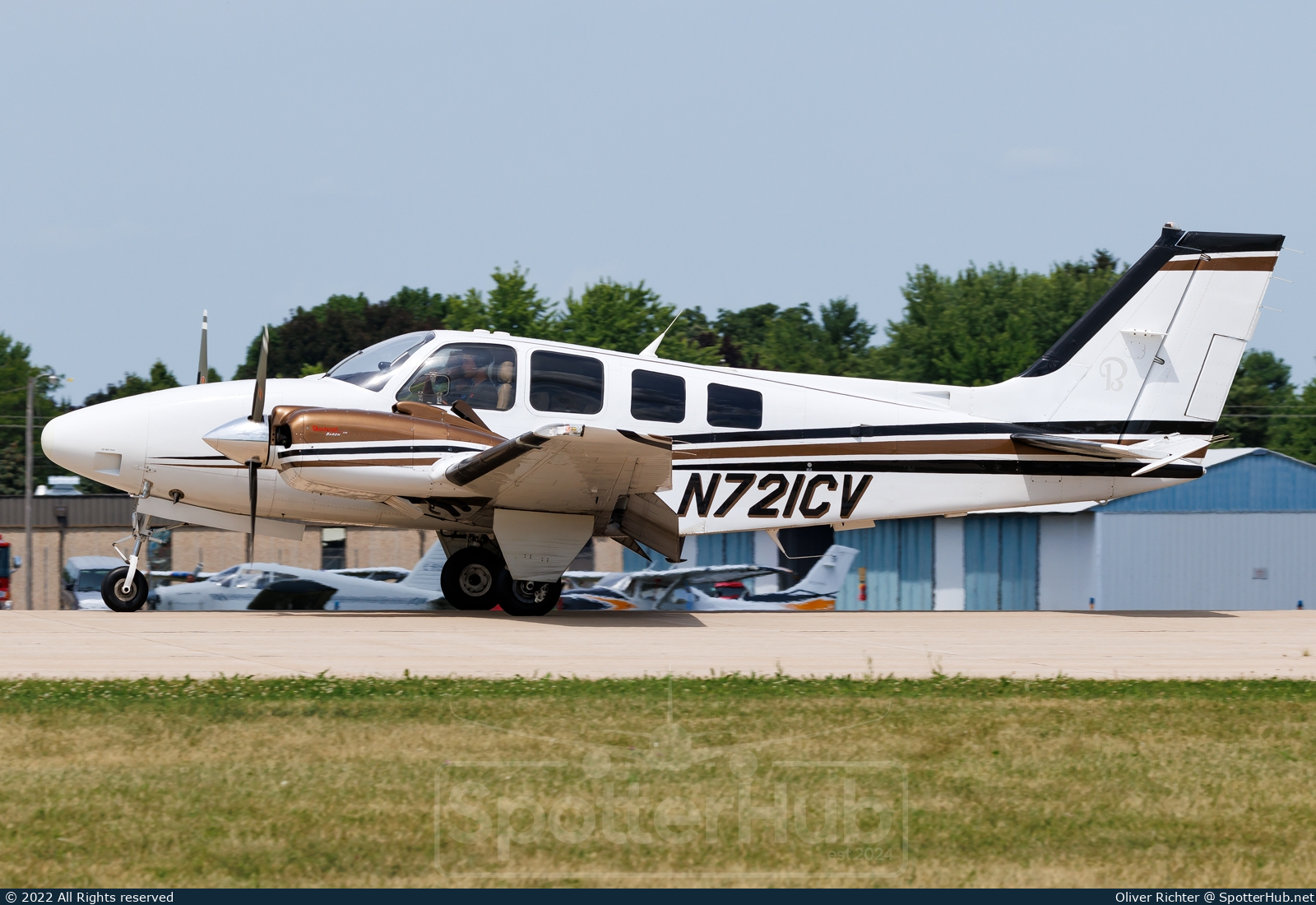 Photo of N721CV - Beechcraft 58 Baron operated by Private