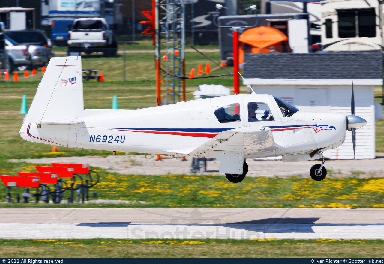 Photo of N6924U - Mooney M20E Super 21 operated by Private