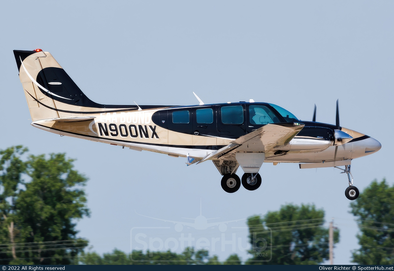 Photo of N900NX - Beechcraft 58 Baron operated by Private