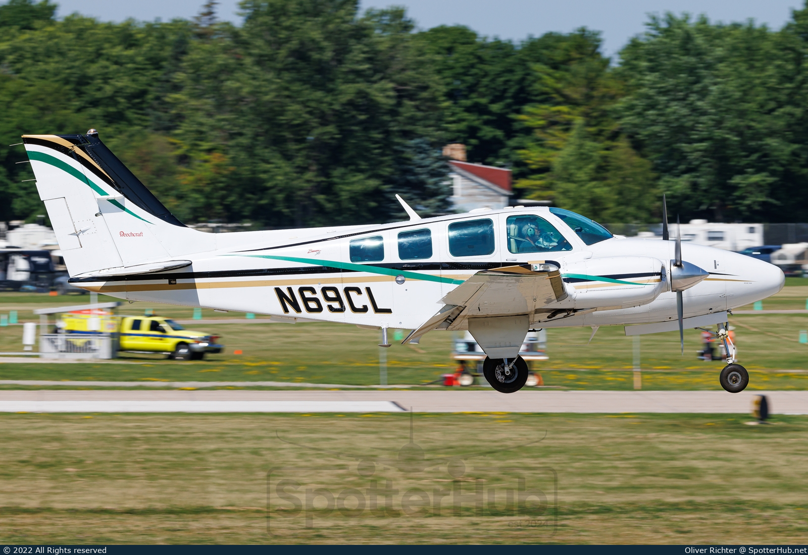 Photo of N69CL - Beechcraft 58 Baron operated by Private