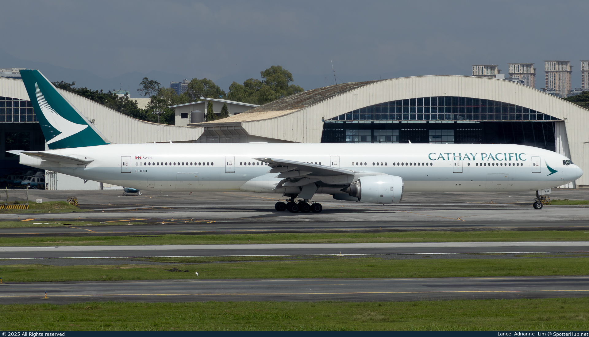 Photo of B-HNH - Boeing 777-367 operated by Cathay Pacific Airways