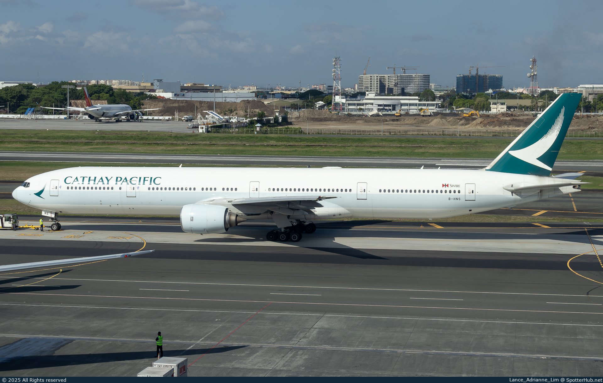 Photo of B-HNS - Boeing 777-31H operated by Cathay Pacific Airways
