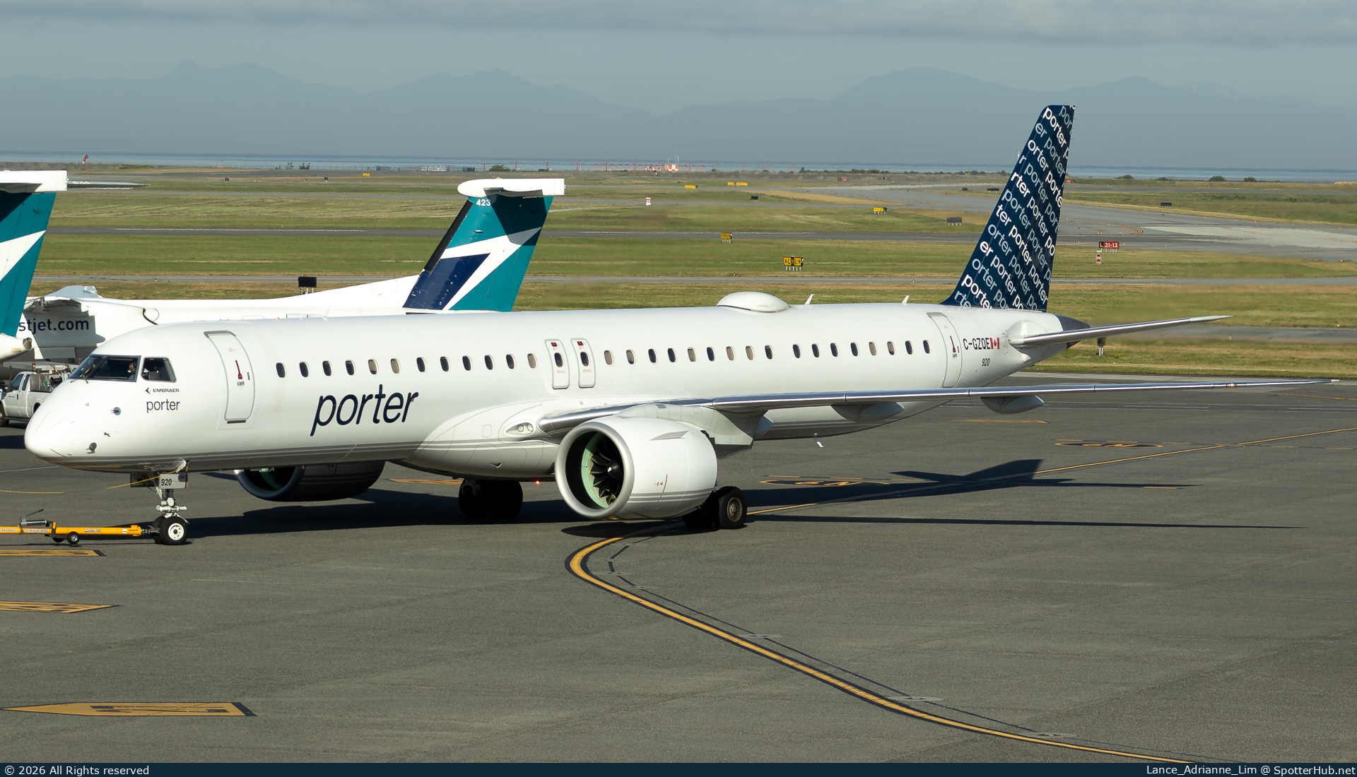 Photo of C-GZQE - Embraer ERJ-195-E2 operated by Porter Airlines