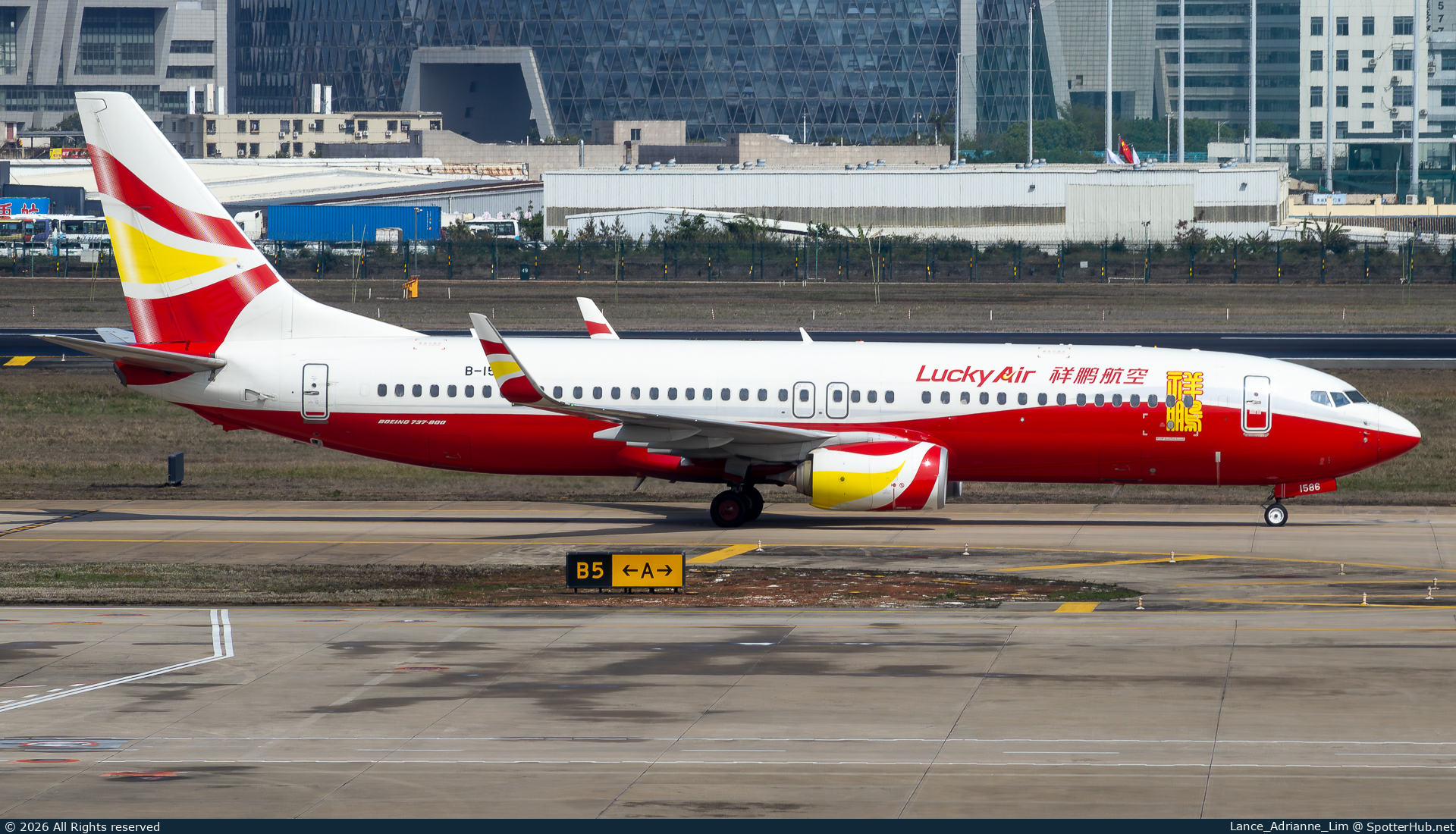 Photo of B-1586 - Boeing 737-8AL operated by Lucky Air