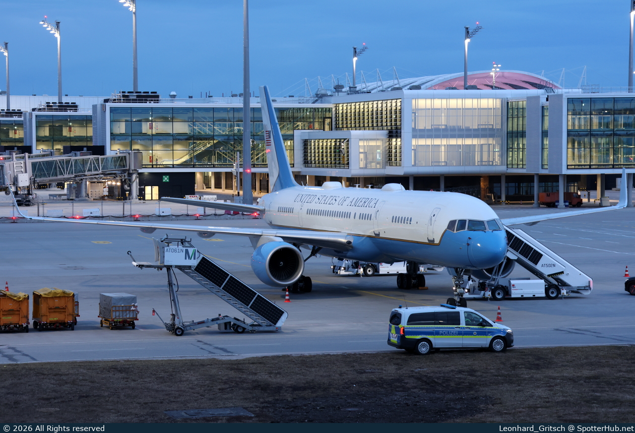 Photo of 99-0004 - Boeing C-32A operated by US Air Force