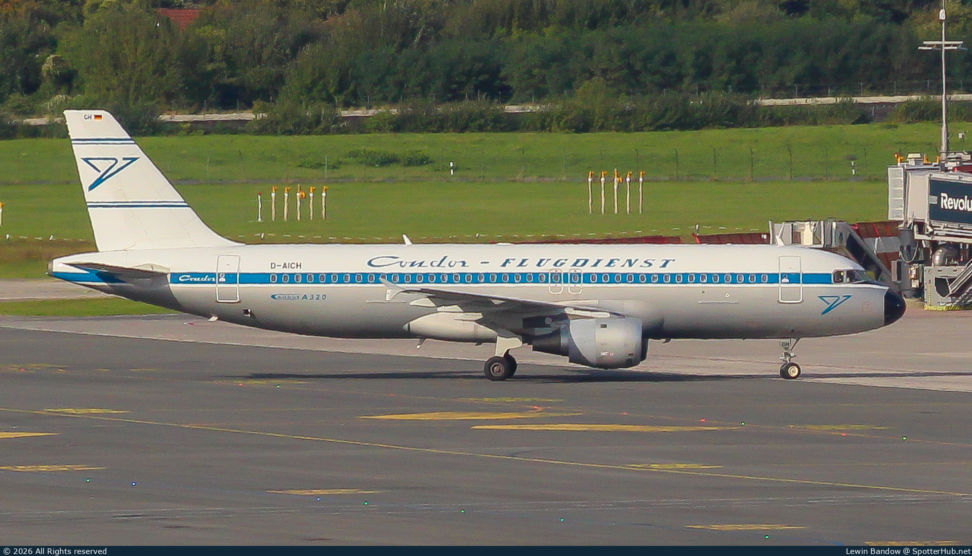Photo of D-AICH - Airbus A320-212 operated by Condor