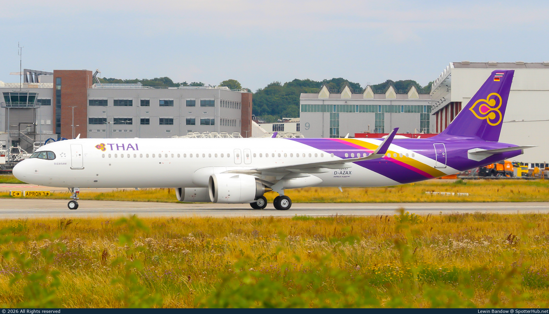 Photo of D-AZAX - Airbus A321-251NX operated by Thai Airways International