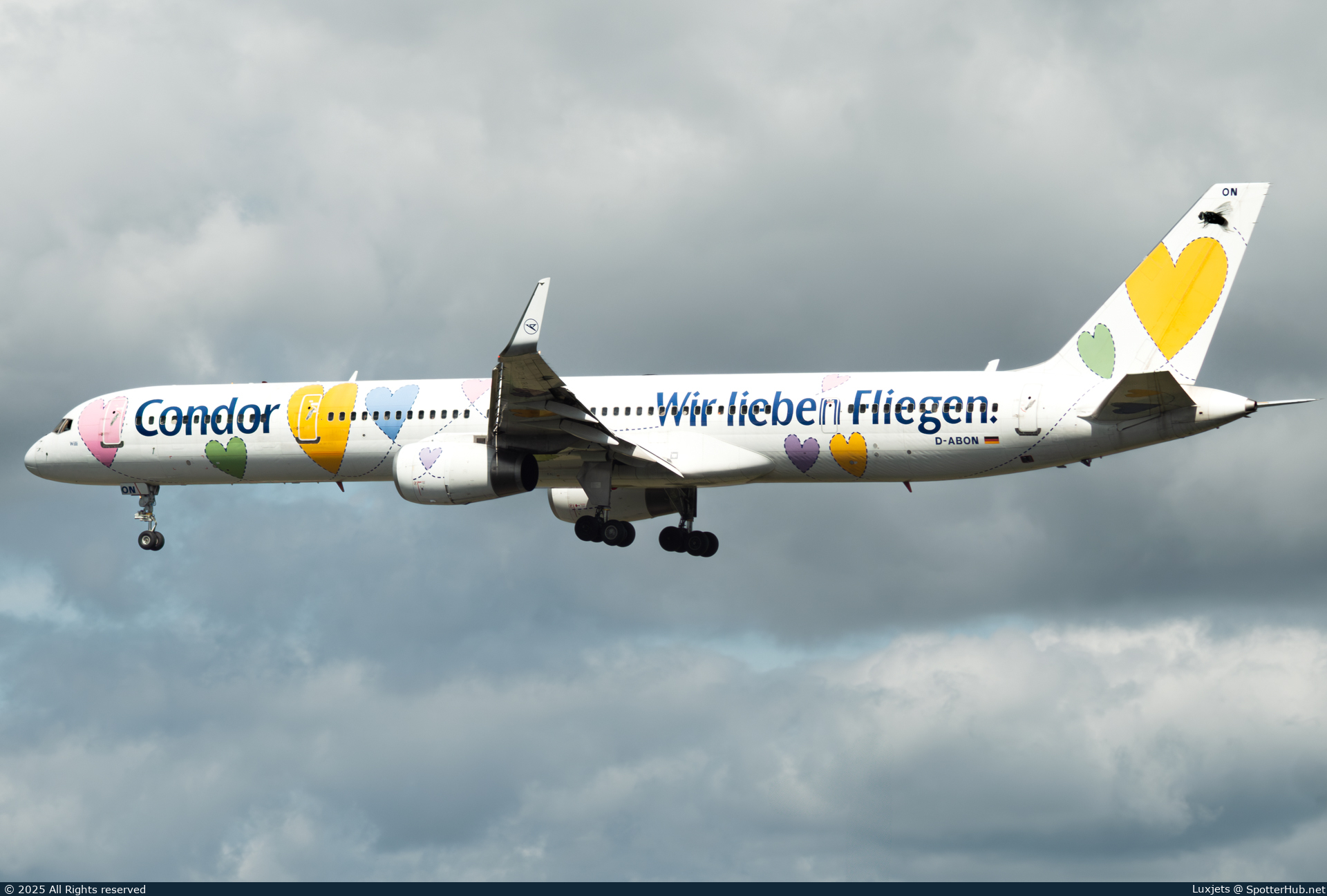 Photo of D-ABON - Boeing 757-330 operated by Condor